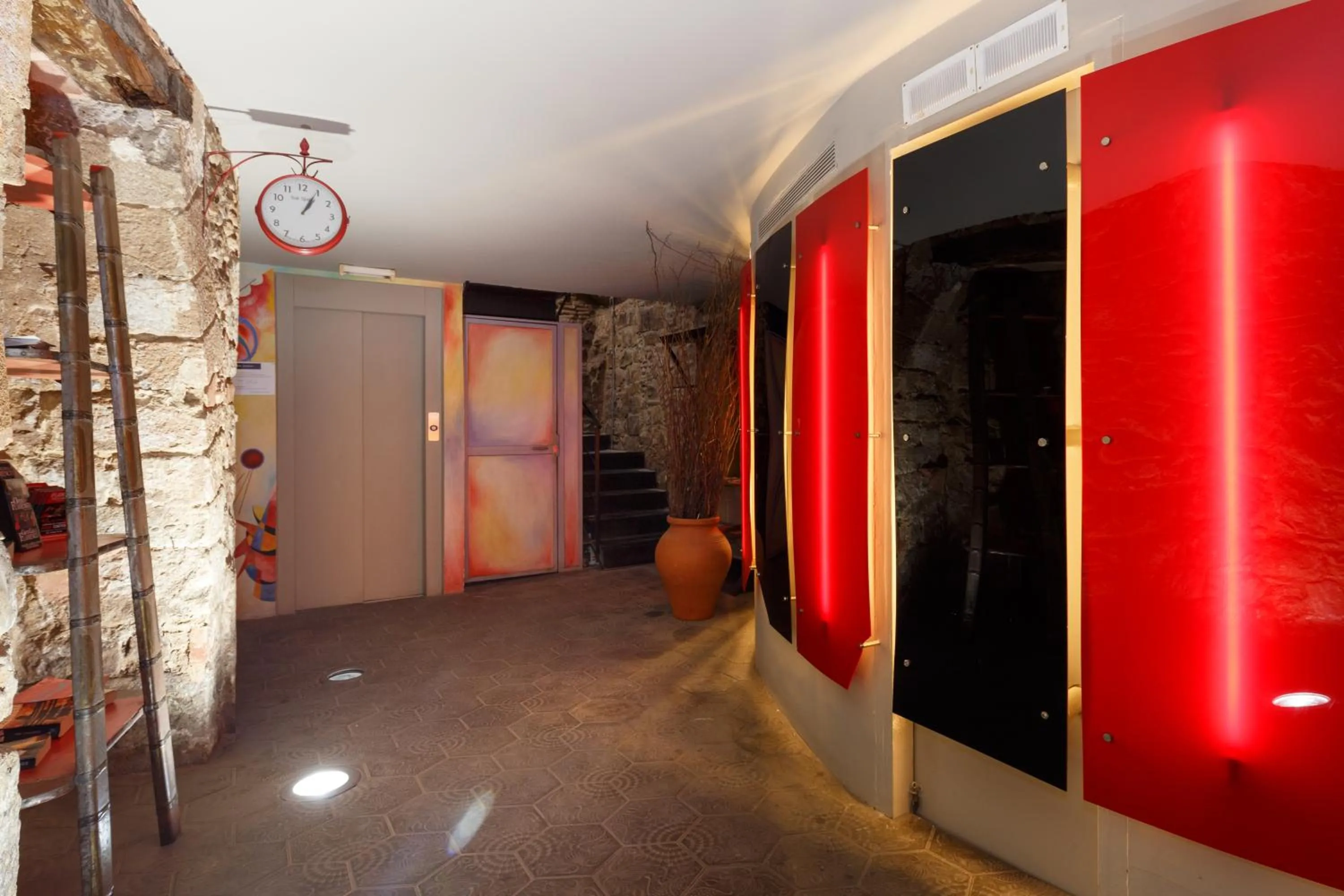 Decorative detail in AinB Picasso-Corders Apartments