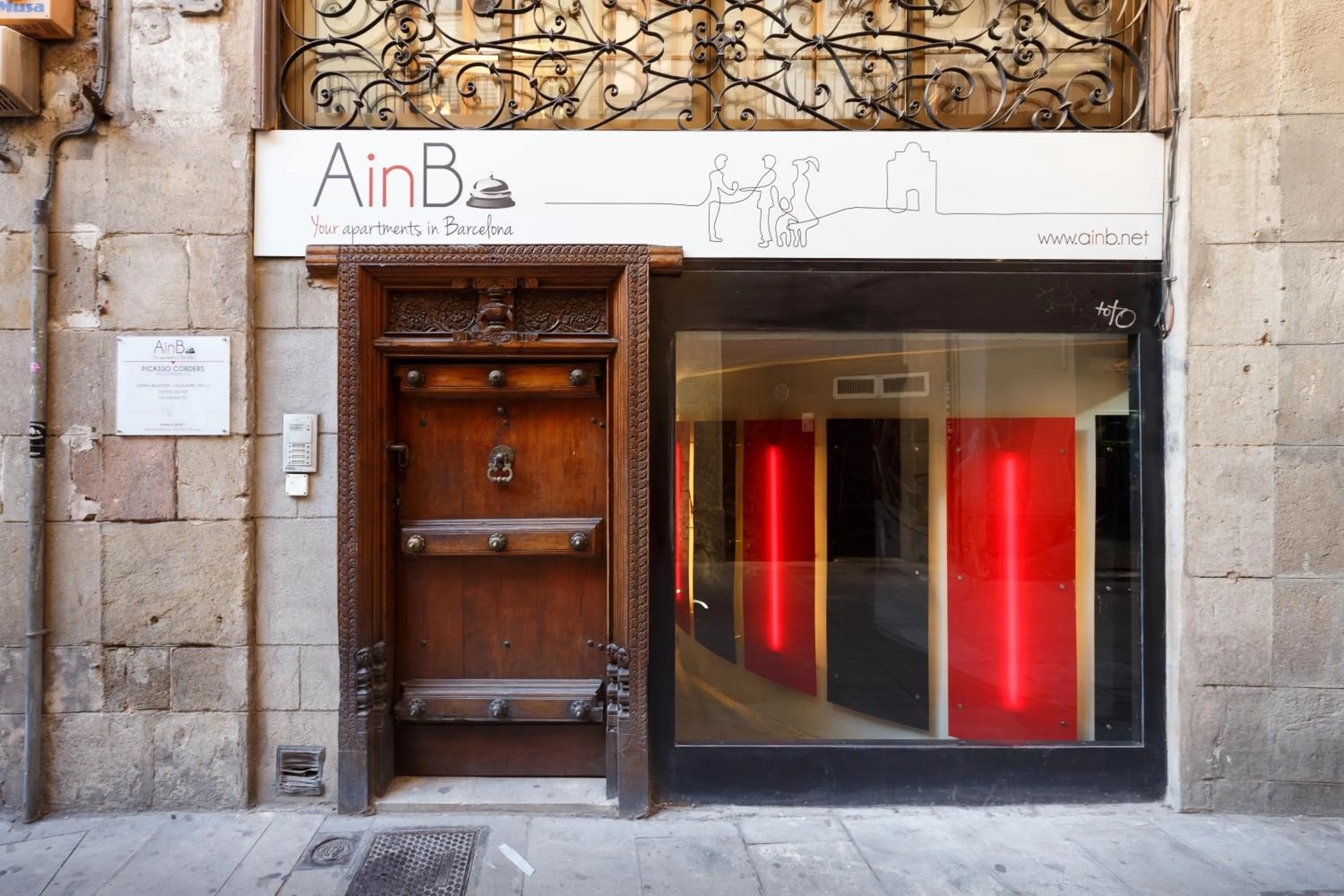 Facade/entrance in AinB Picasso-Corders Apartments