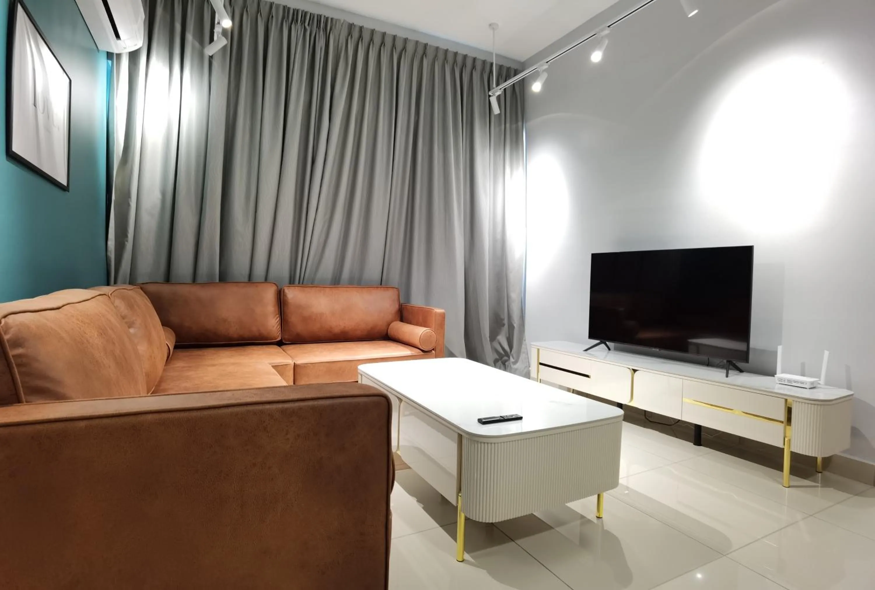 Communal lounge/ TV room in Comfy Luxury 5 Star bed & sofa 3R2B 2carpark WiFi
