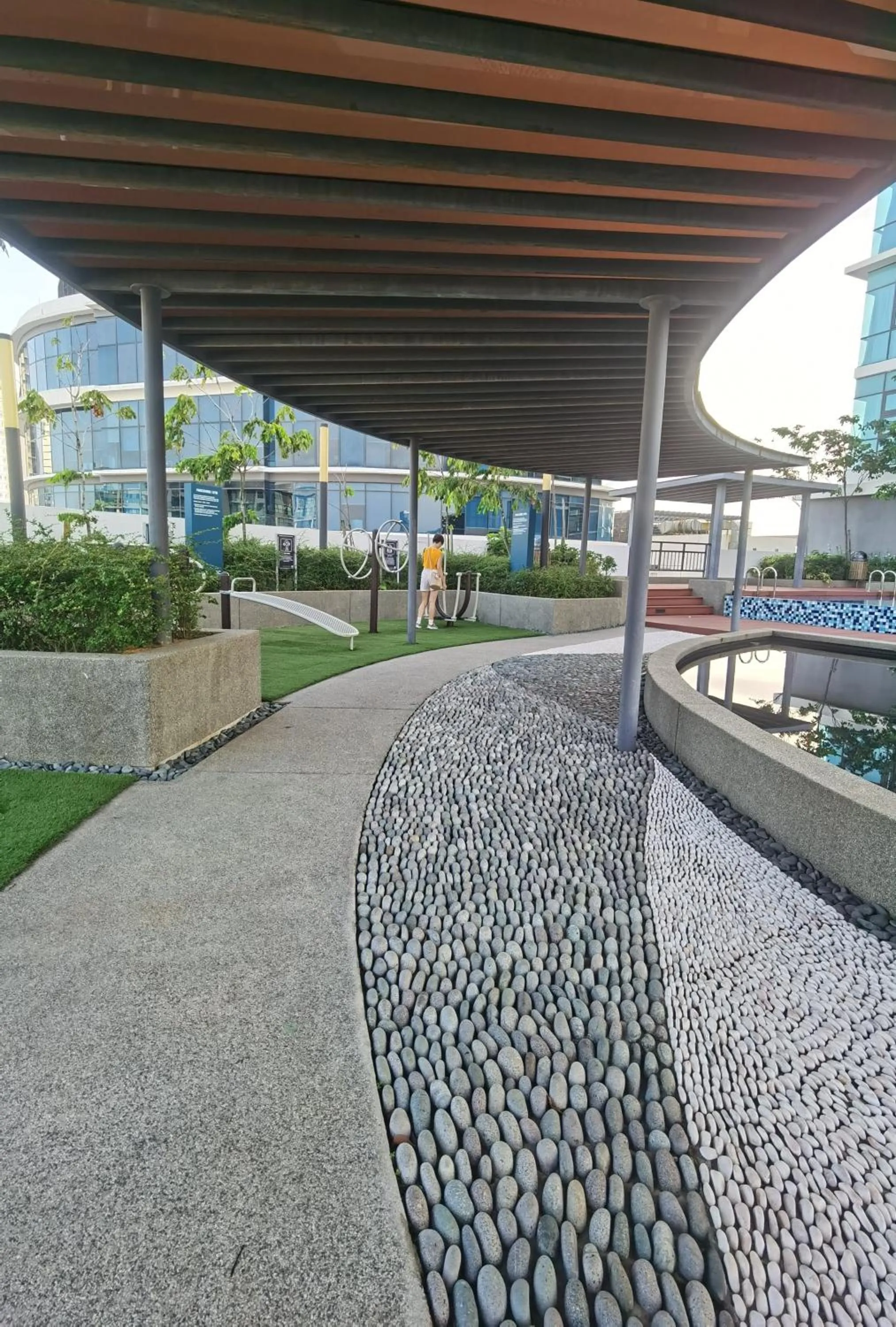 Garden in Comfy Luxury 5 Star bed & sofa 3R2B 2carpark WiFi