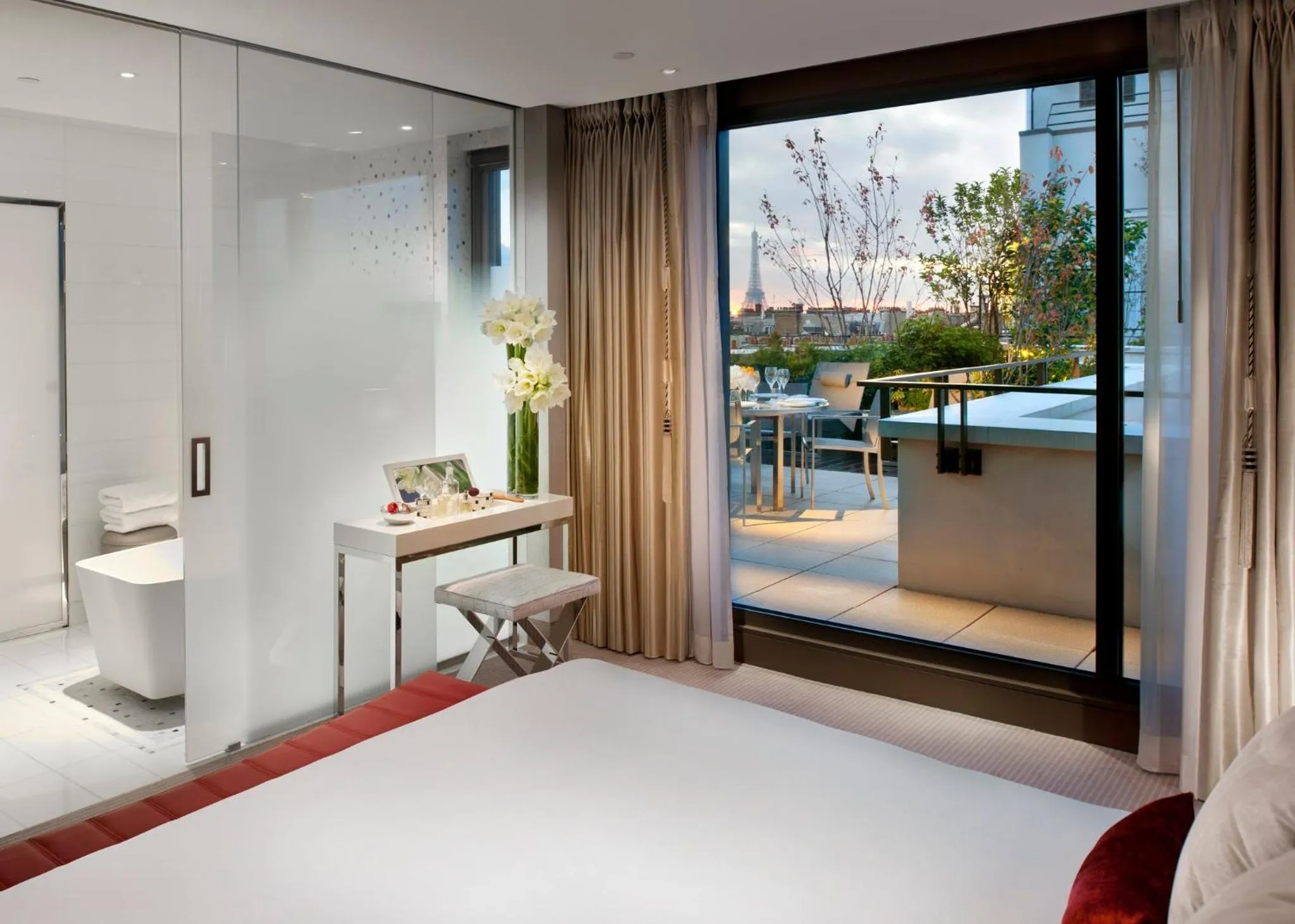 Bedroom, Bed in Mandarin Oriental, Paris