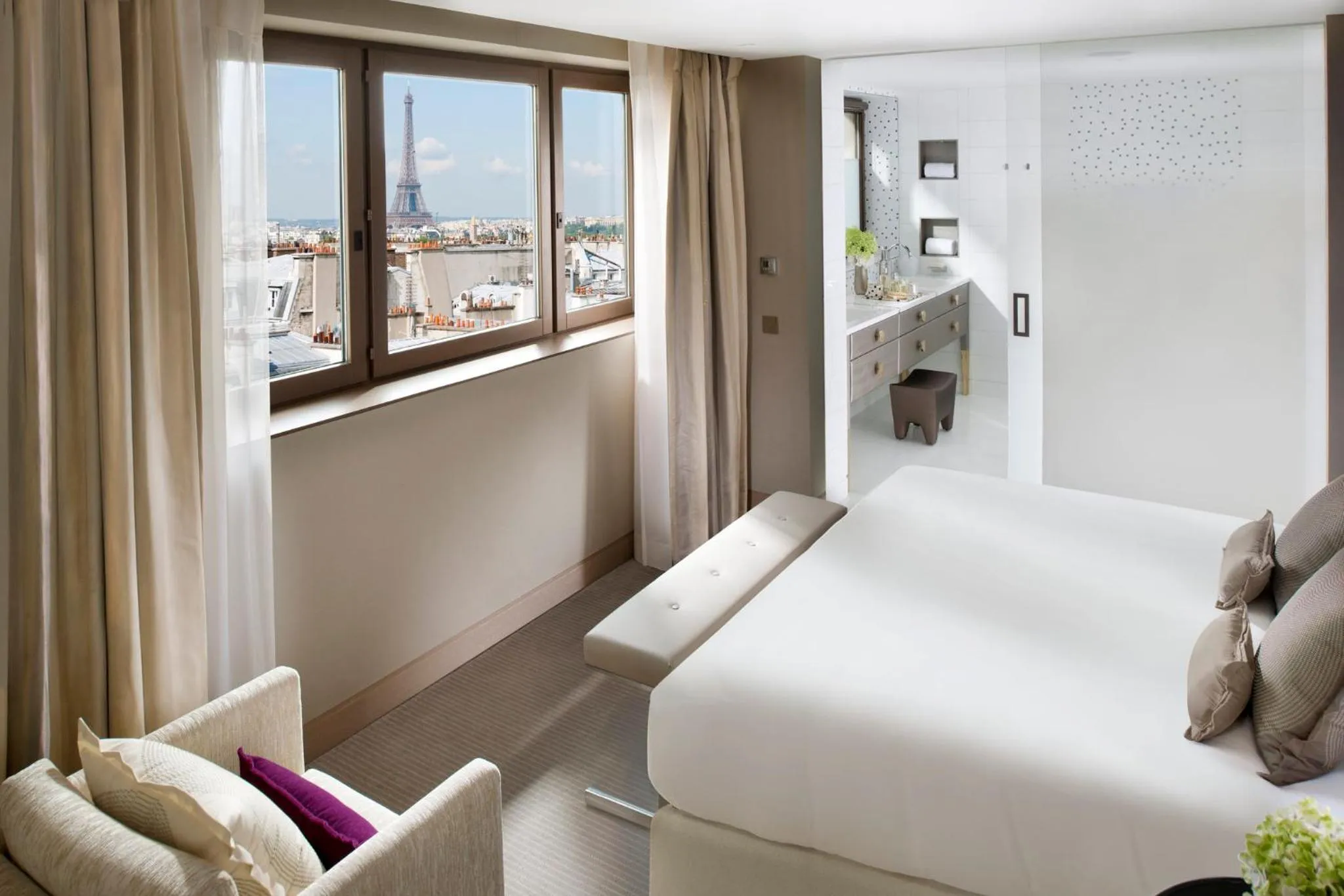 Bedroom, Bed in Mandarin Oriental, Paris