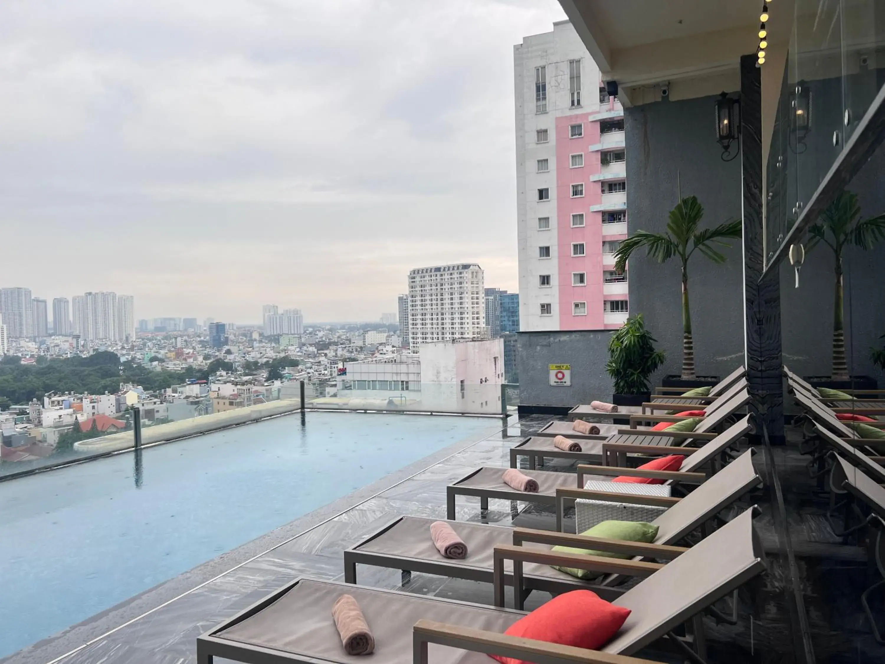 Swimming pool in HANTING HOTEL HO CHI MINH City - 胡志明汉庭国际中心酒店 Swimming pool in HANTING HOTEL HO CHI MINH City - 胡志明汉庭国际中心酒店