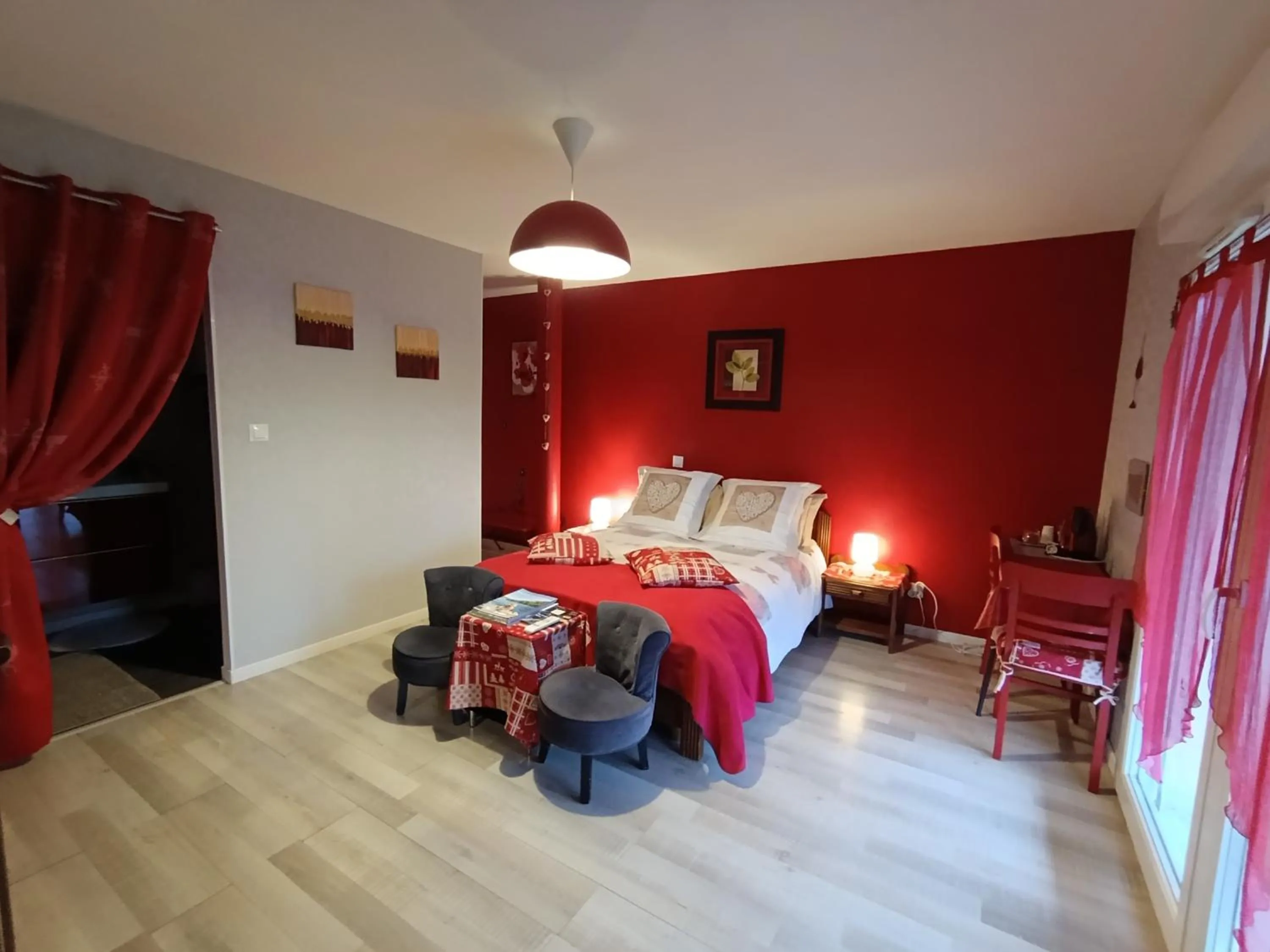 Photo of the whole room, Bed in L'Eden de Floridylle