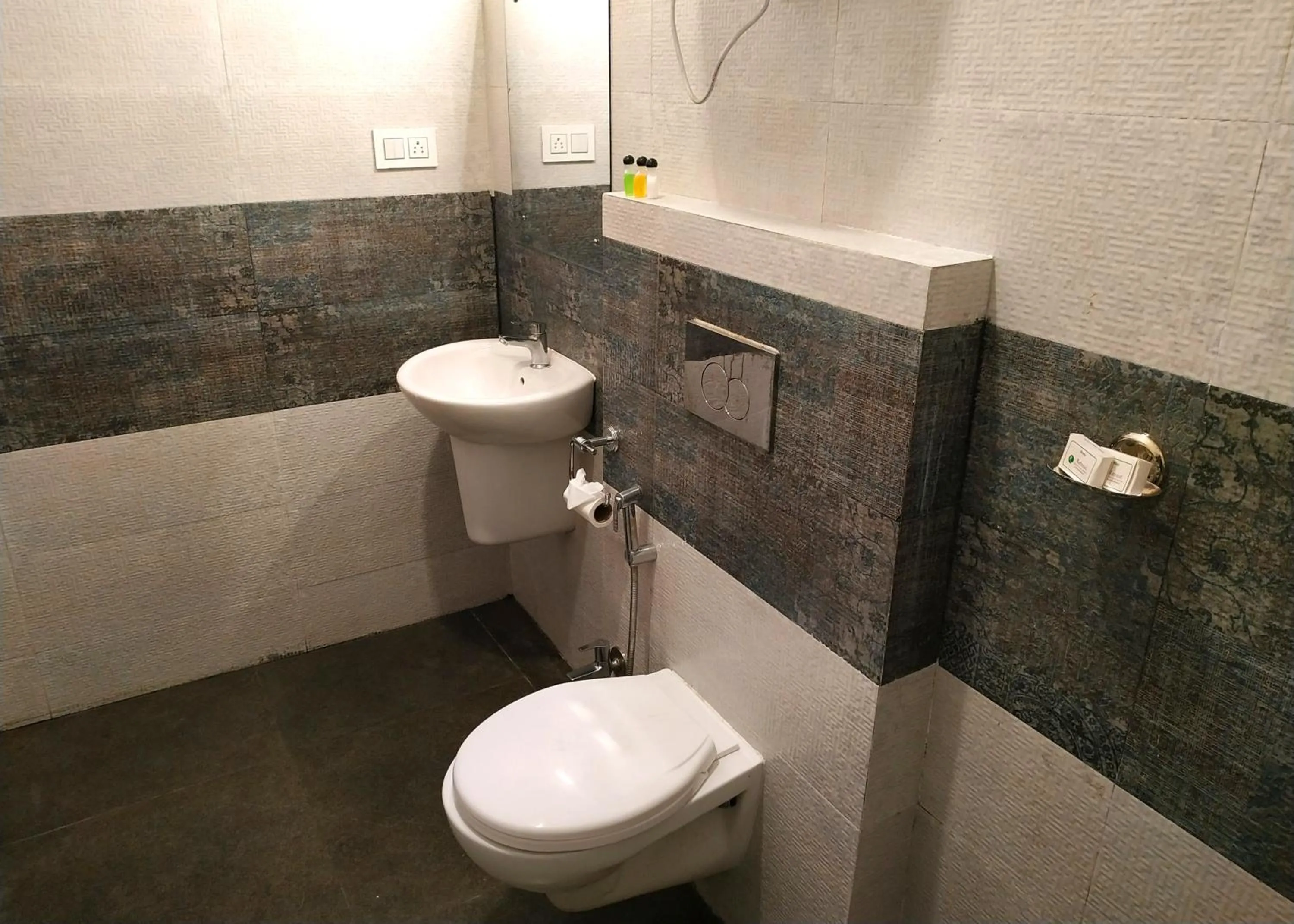 Toilet in Garden Retreat Hotel