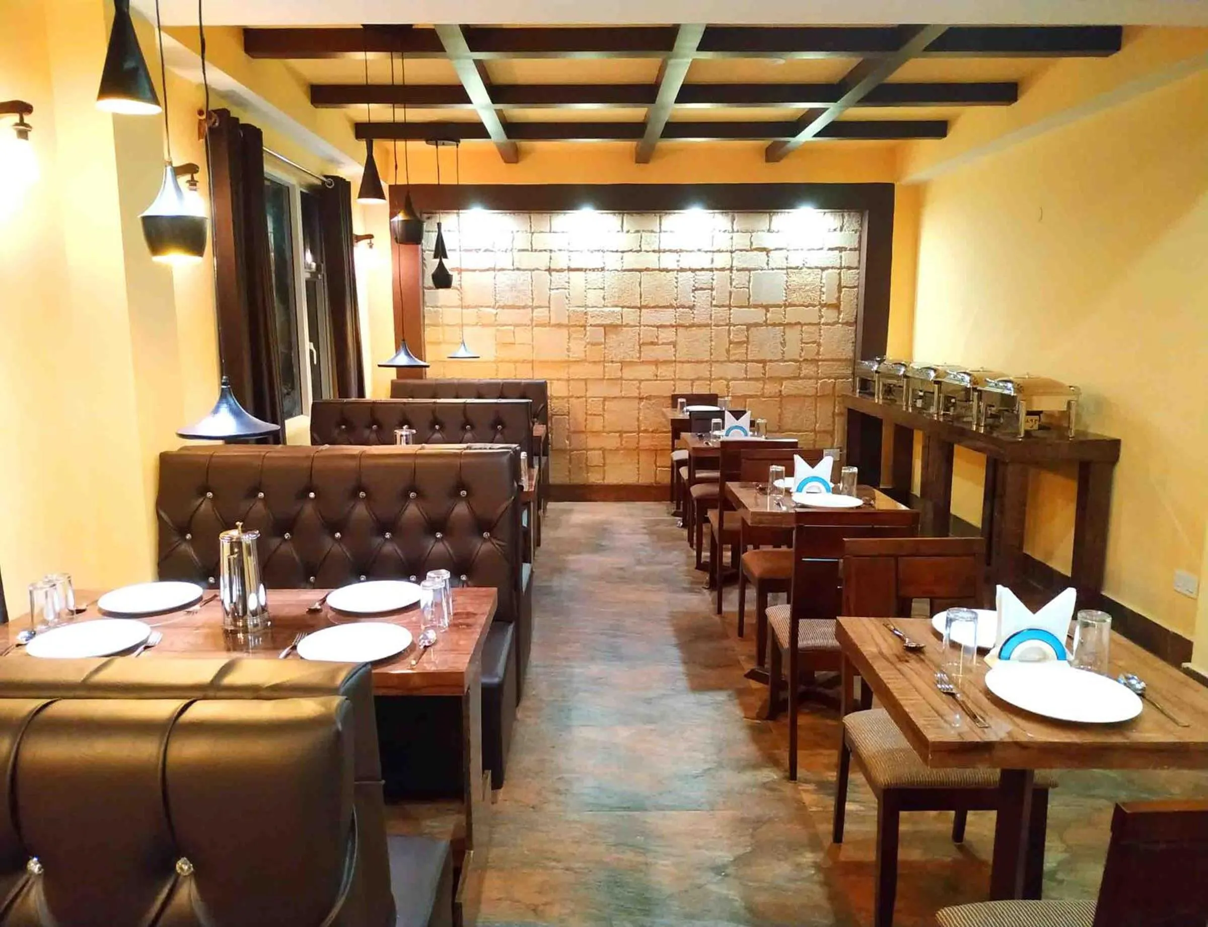 Restaurant/places to eat in Garden Retreat Hotel