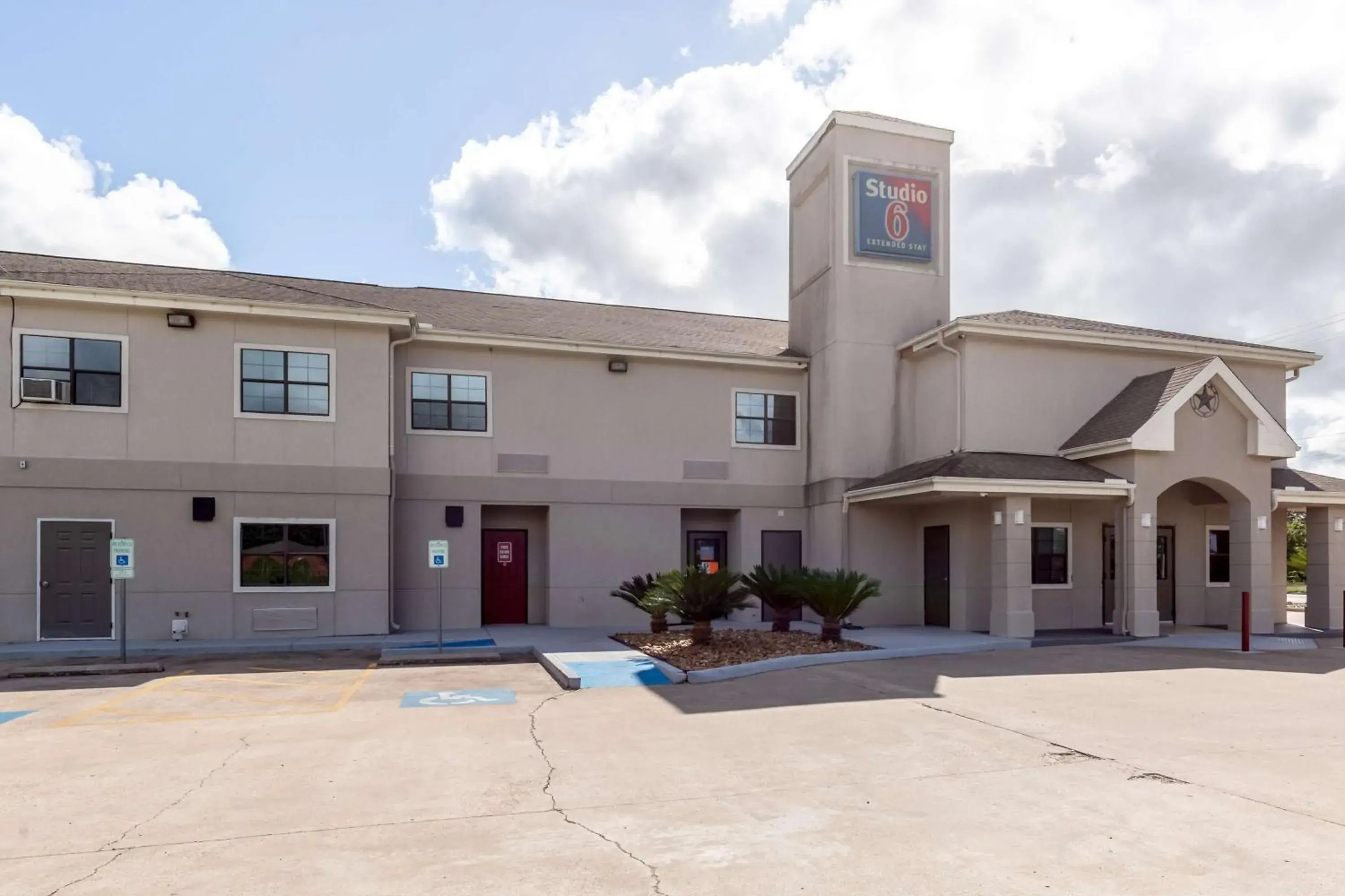 Property building in Studio 6 Bay City TX Property building in Studio 6 Bay City TX