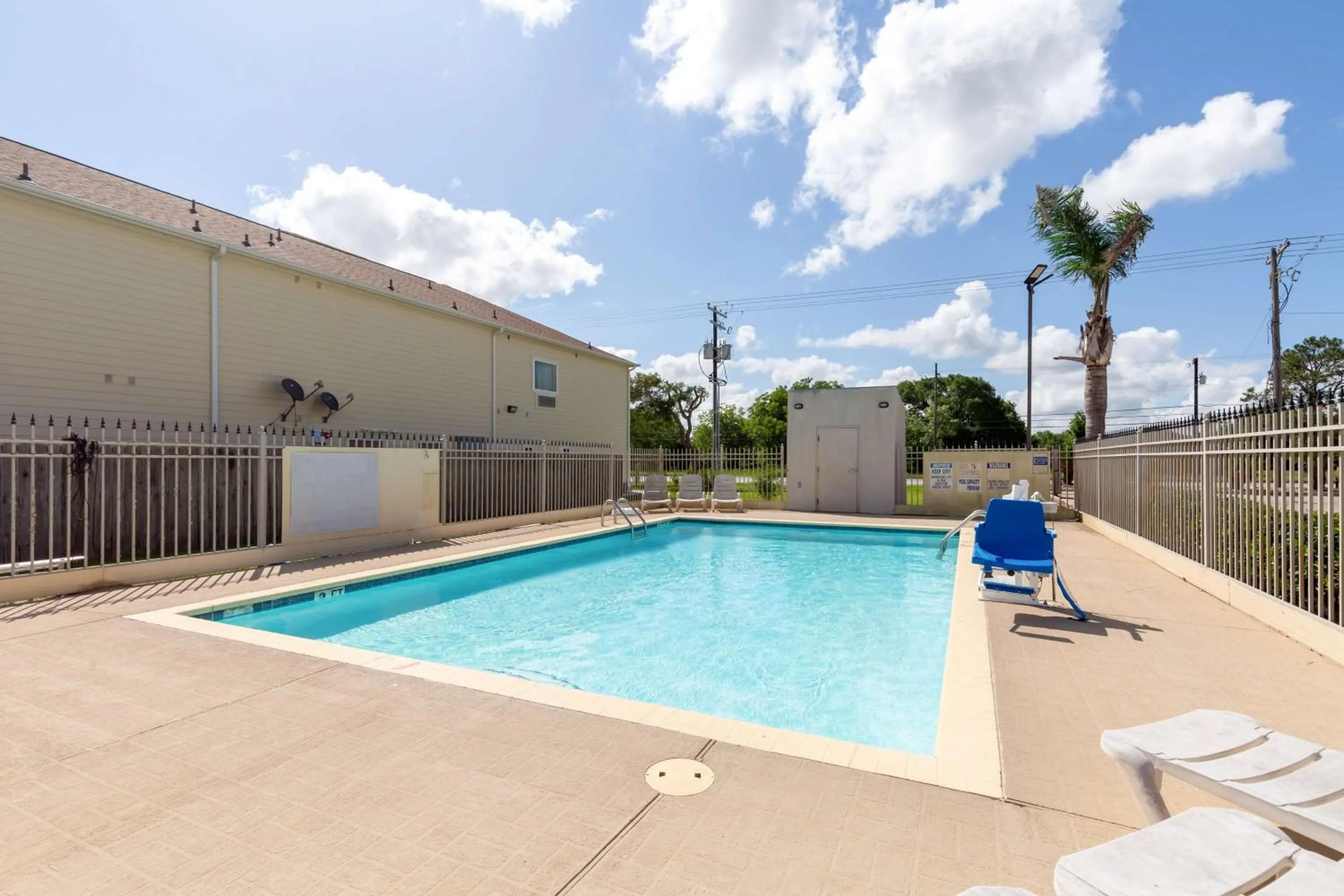 On site in Studio 6 Bay City TX