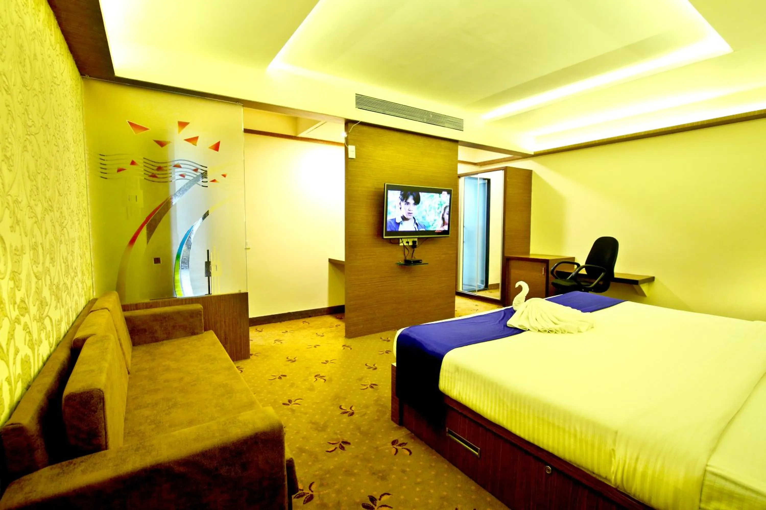 Communal lounge/ TV room, Bed in Hotel Solaris