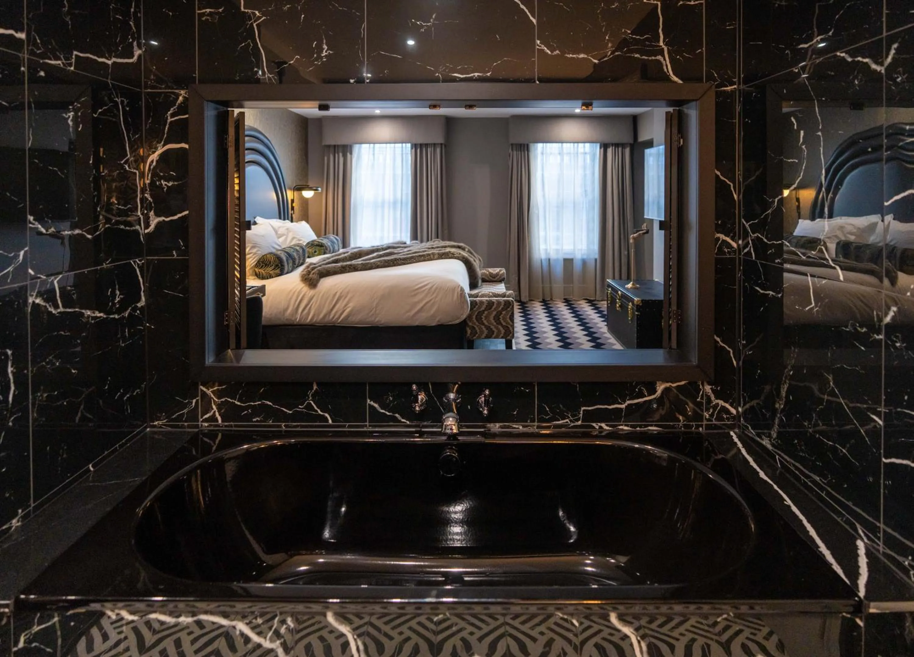 Bath, Bed in Hotel Gotham Newcastle