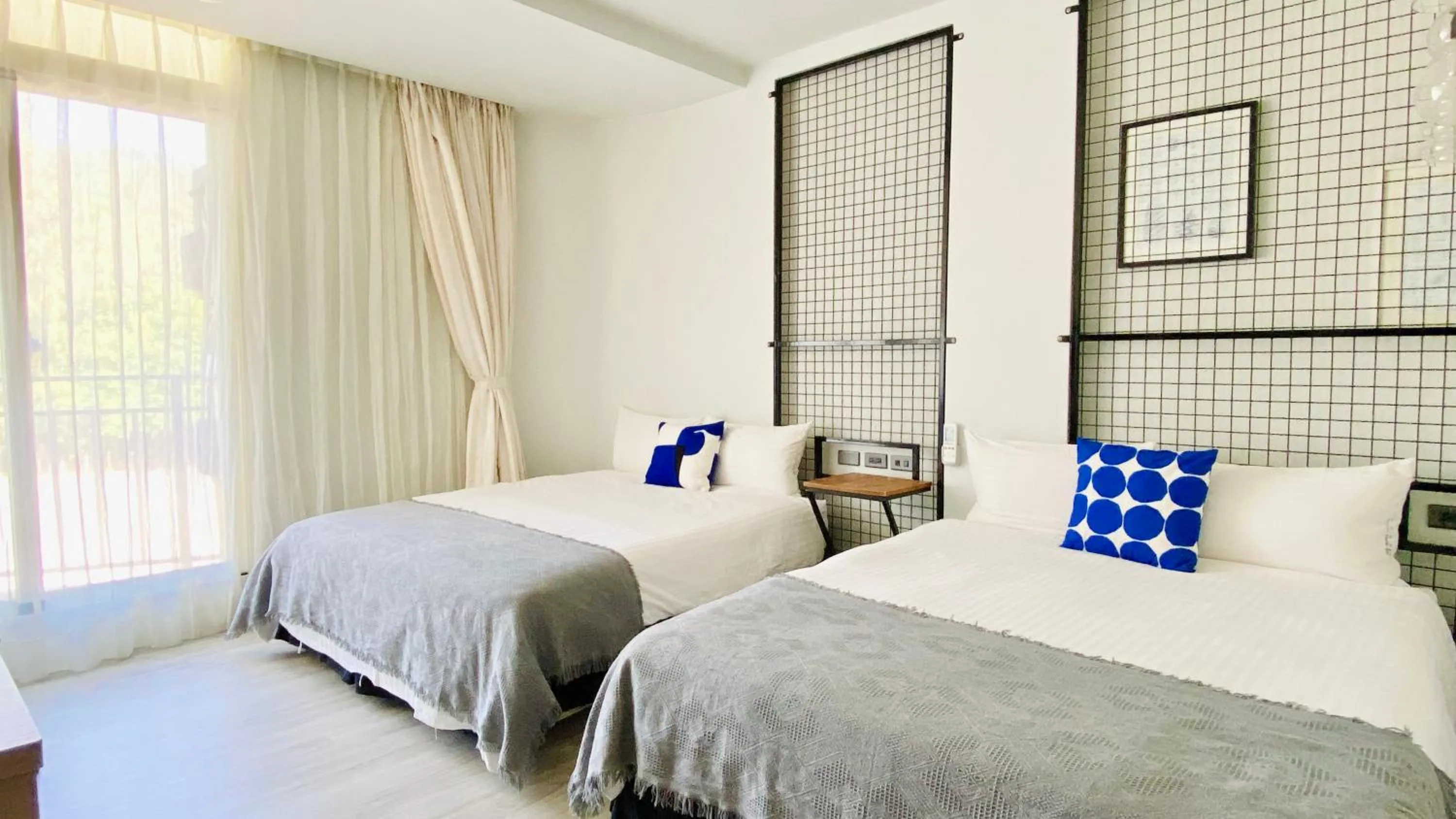 Photo of the whole room, Bed in Mini Summer