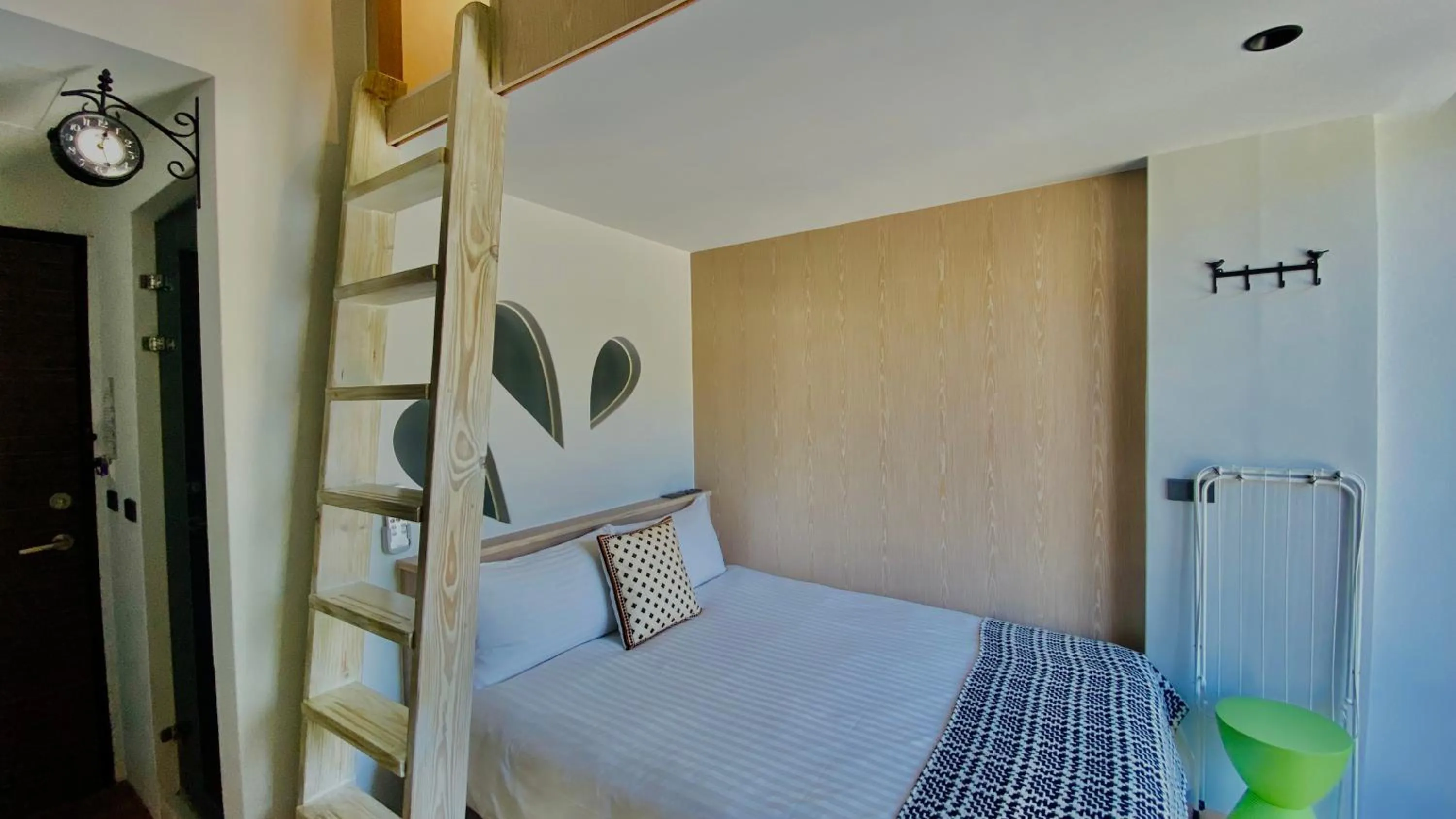 Photo of the whole room, Bed in Mini Summer