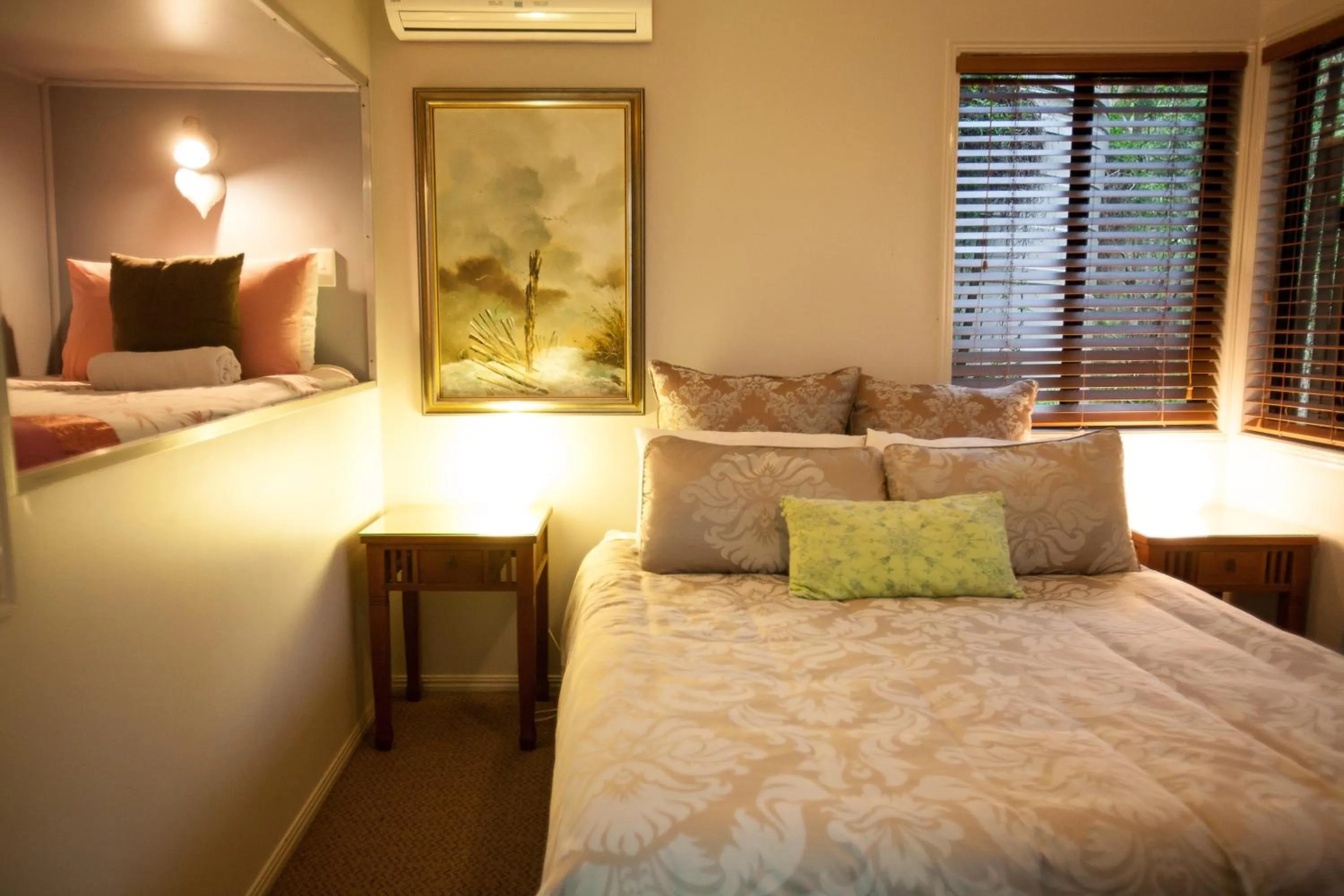 Bedroom, Bed in Mt Cotton Retreat