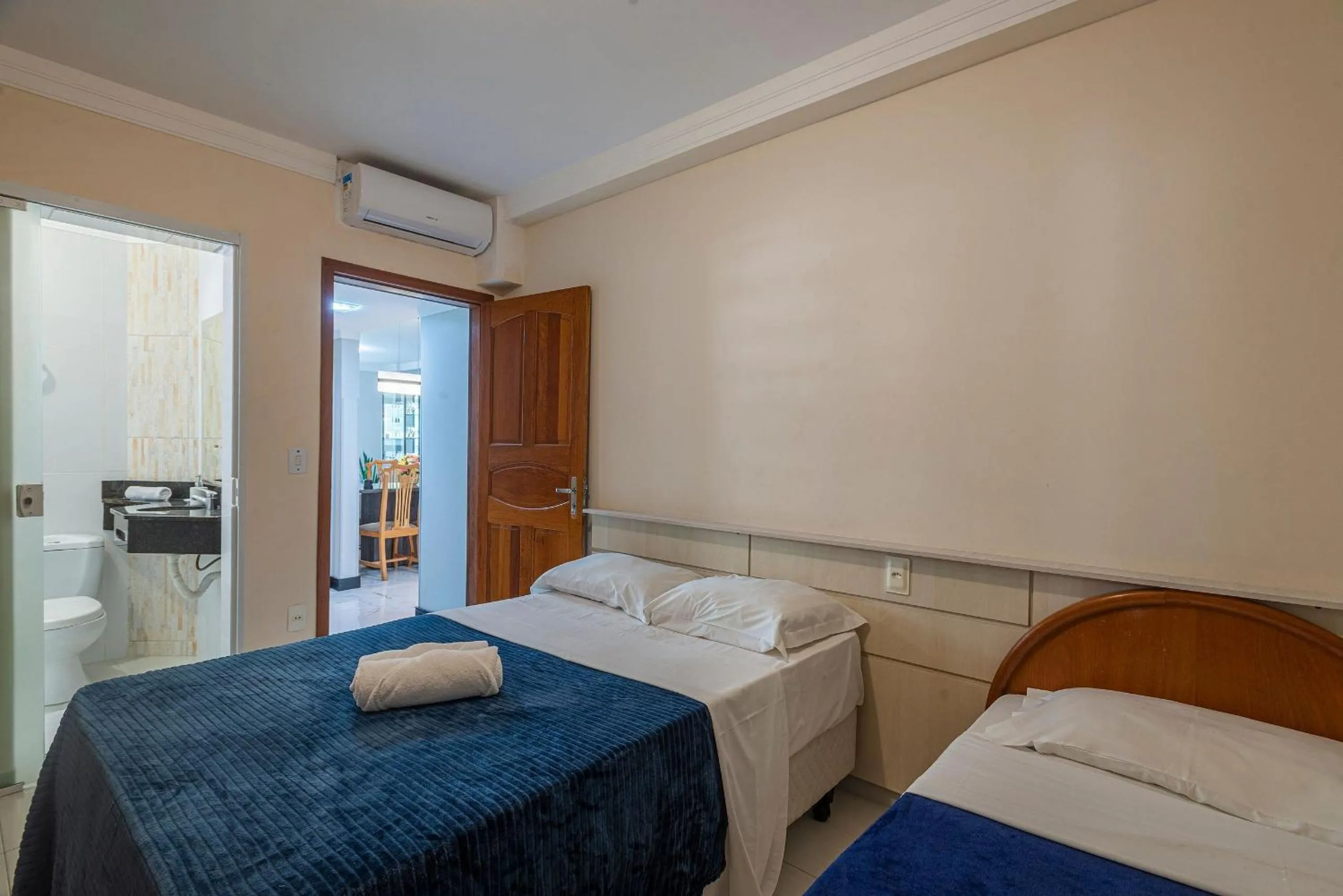 Bedroom, Bed in ITNC143- Frente ao mar! Amplo ap com 3 quartos+3WC