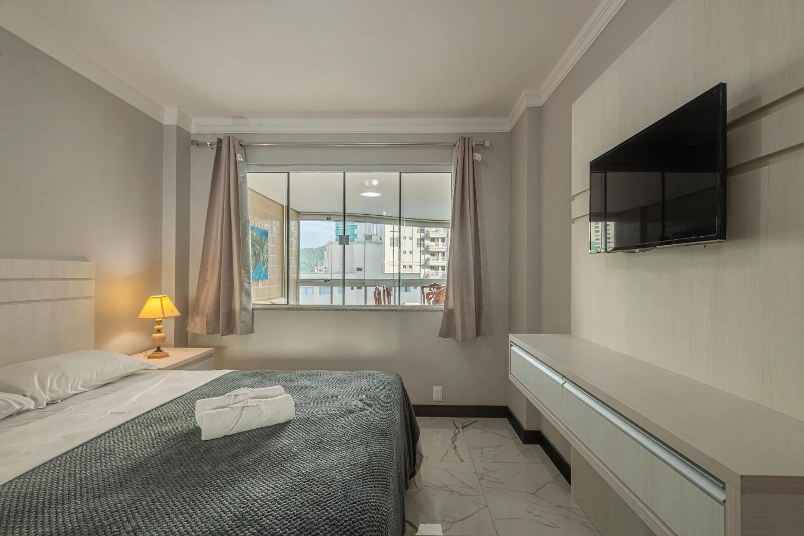 Bedroom, Bed in ITNC143- Frente ao mar! Amplo ap com 3 quartos+3WC