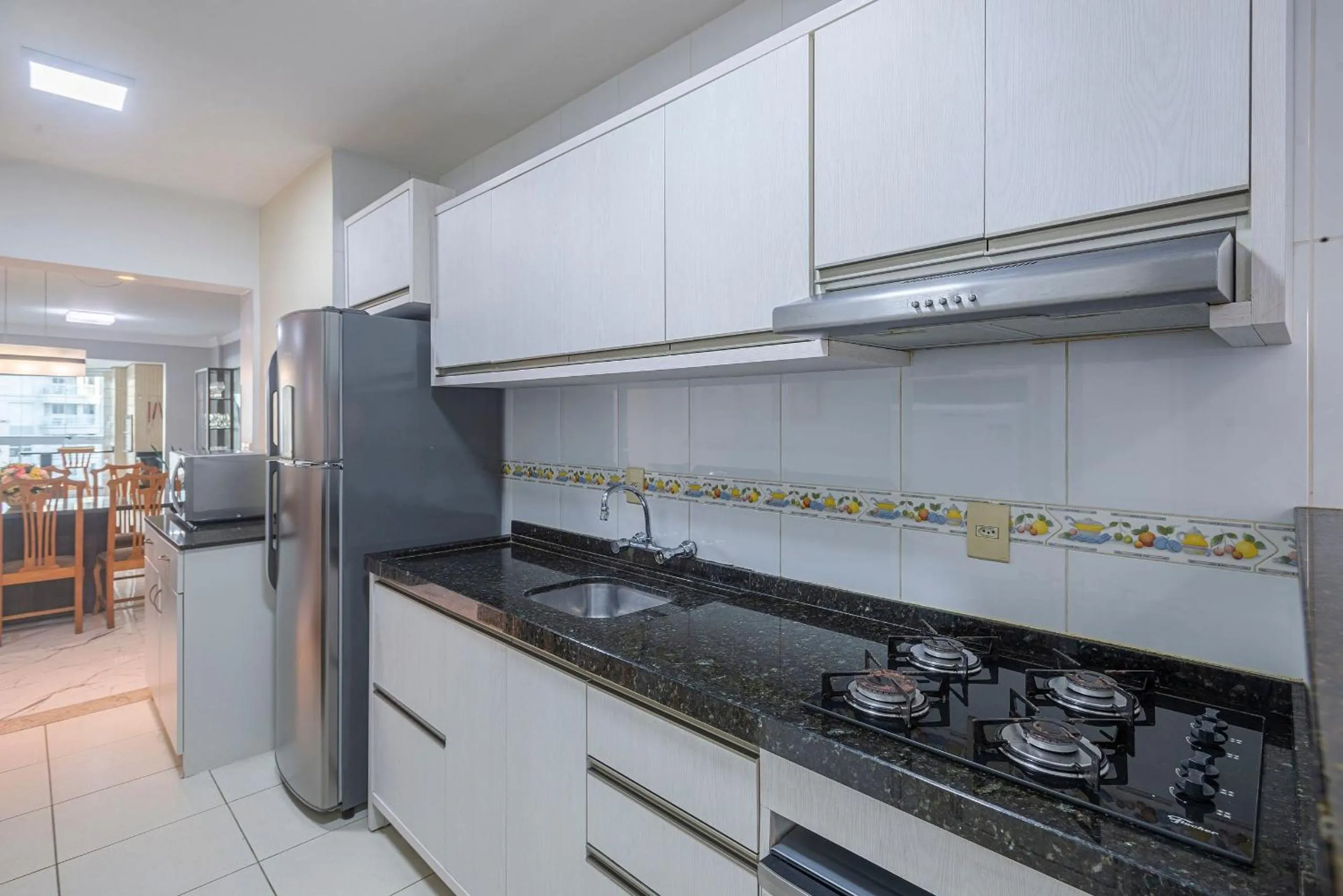 Kitchen or kitchenette in ITNC143- Frente ao mar! Amplo ap com 3 quartos+3WC