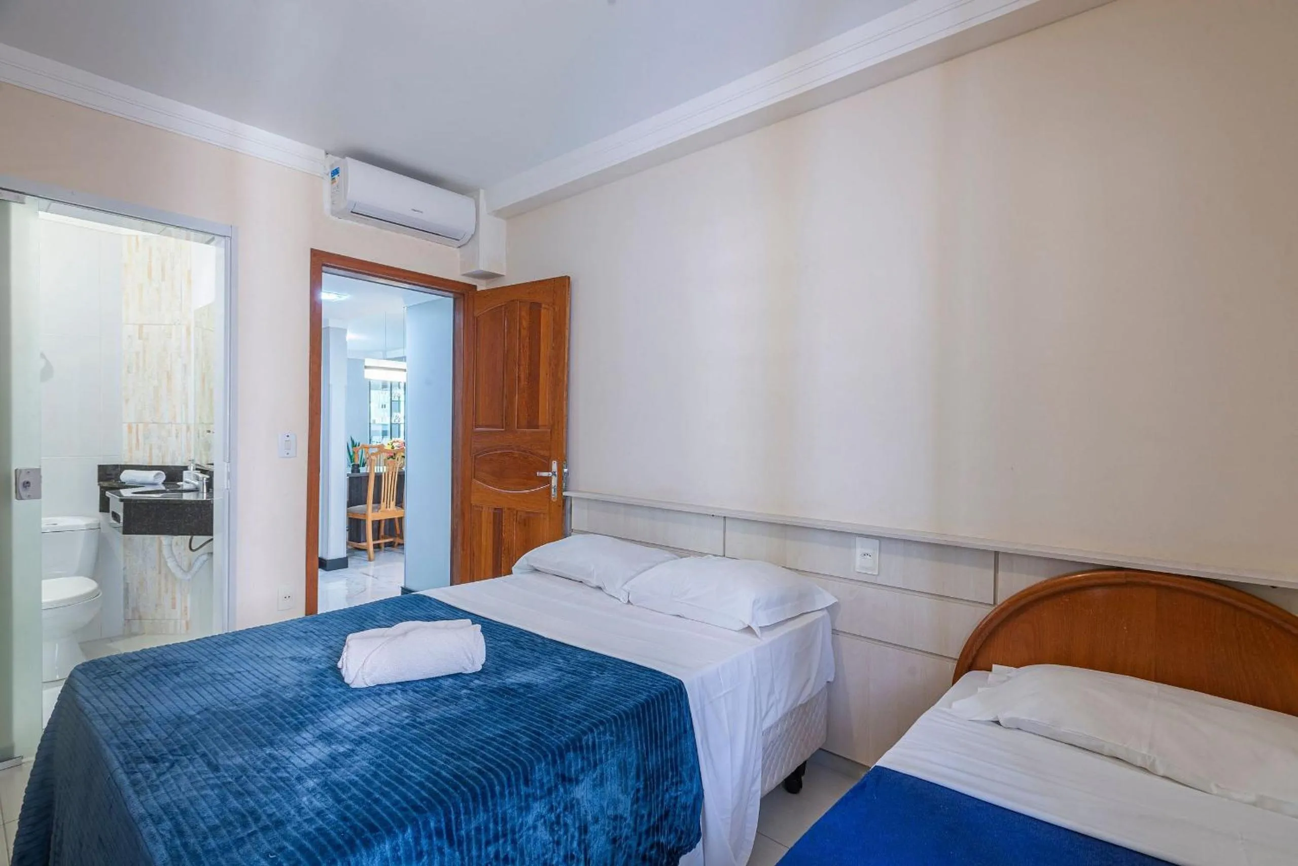 Bedroom, Bed in ITNC143- Frente ao mar! Amplo ap com 3 quartos+3WC