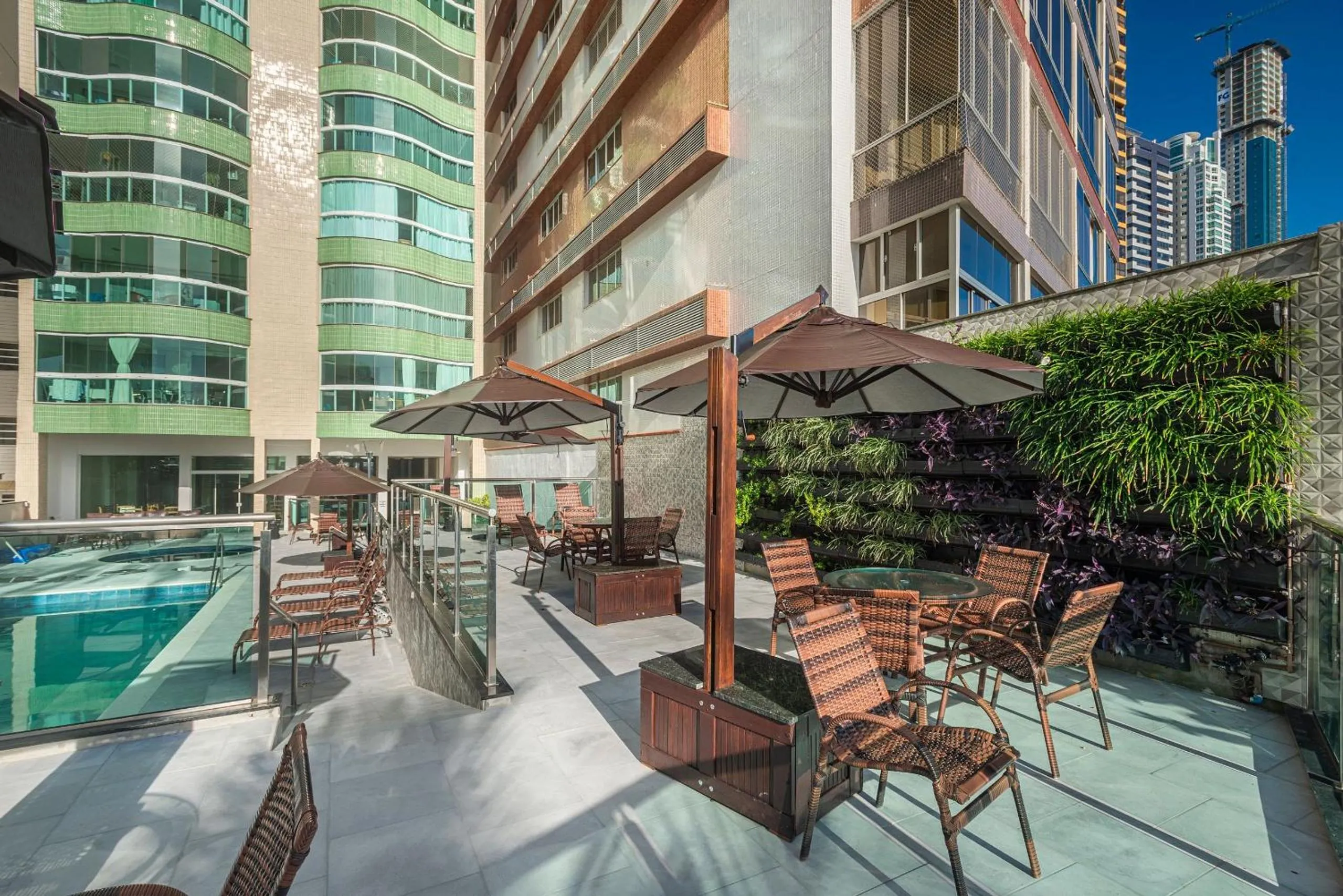 Swimming pool in ITNC143- Frente ao mar! Amplo ap com 3 quartos+3WC