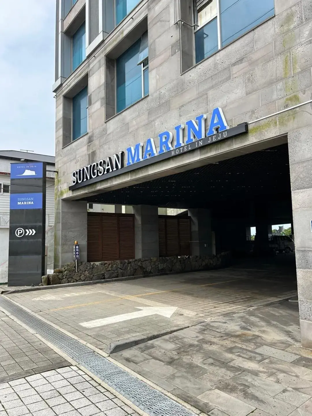 Facade/entrance in Sungsan Marina Hotel Facade/entrance in Sungsan Marina Hotel