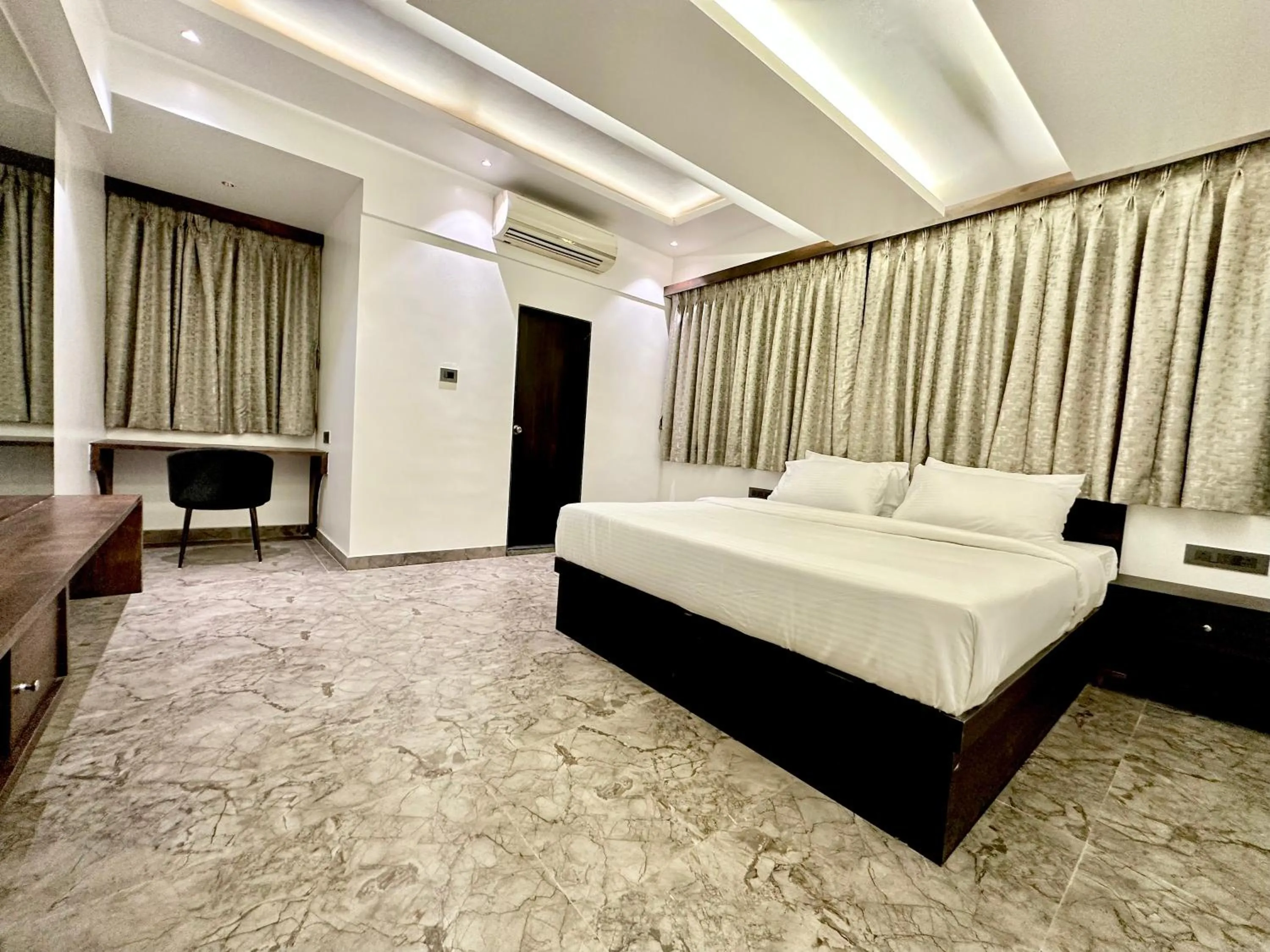 Bed in TAKHT- Executive Suites and Rooms