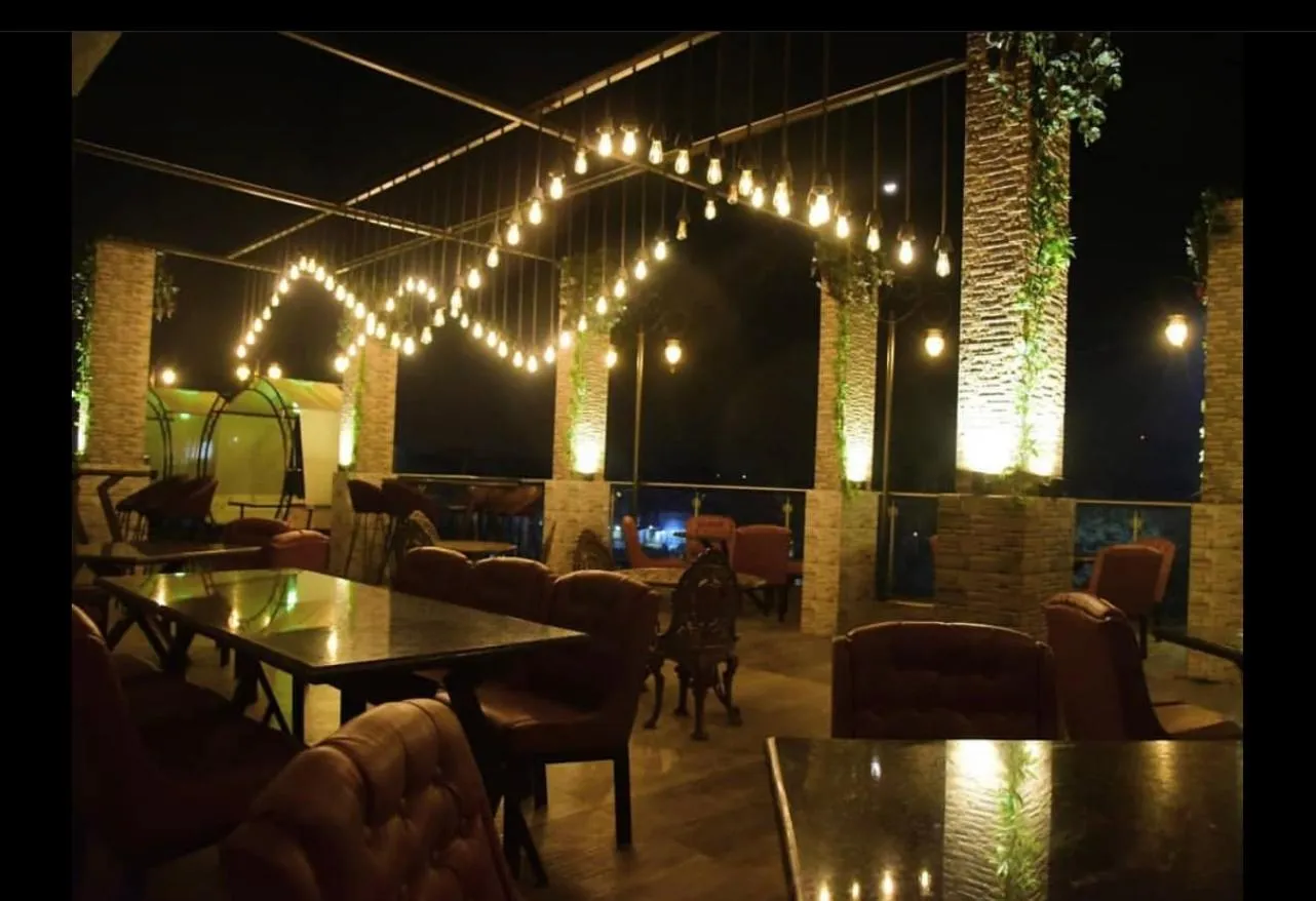 Restaurant/places to eat in TAKHT- Executive Suites and Rooms