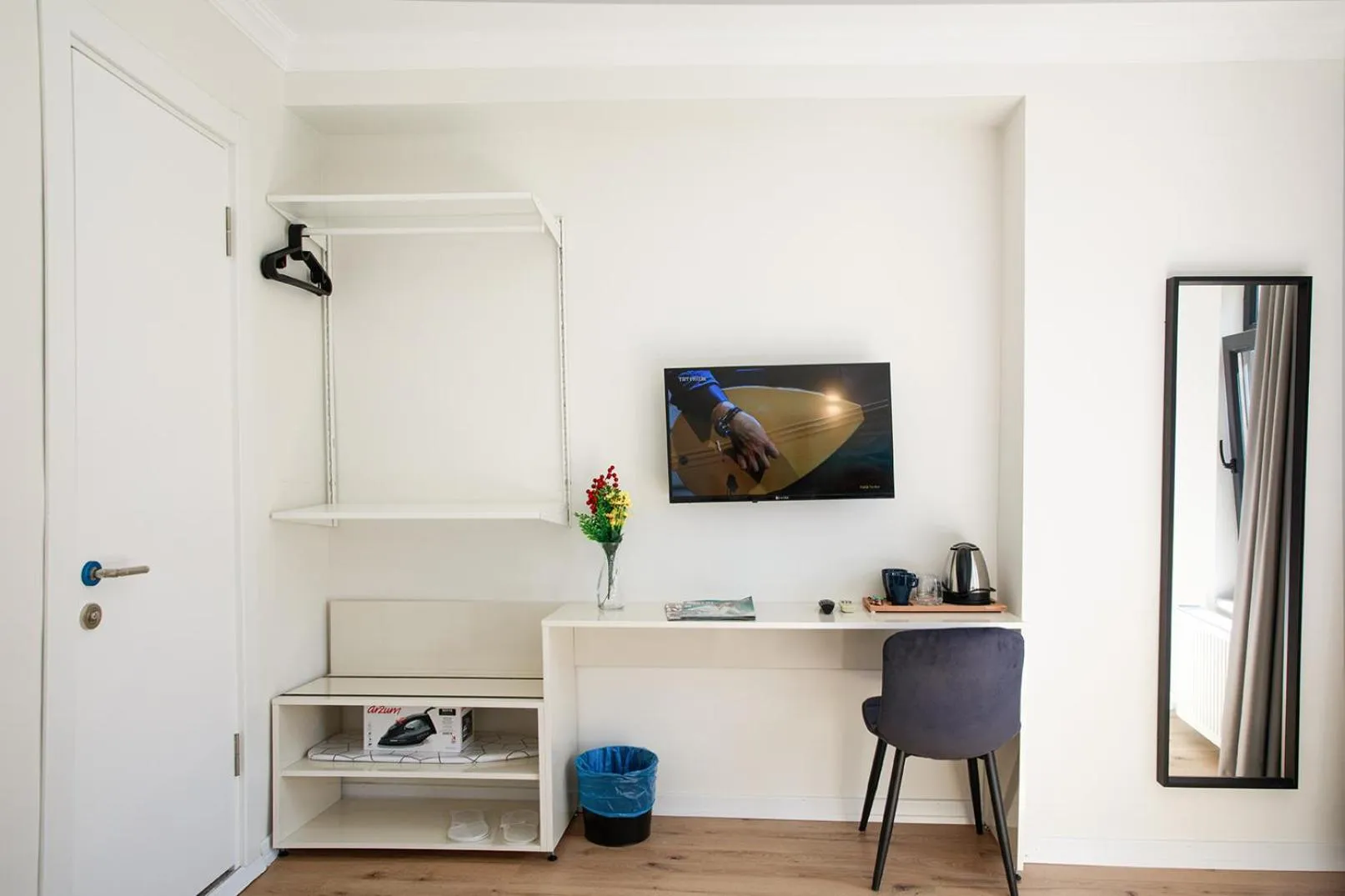 TV and multimedia in Beans House Suite 8-26