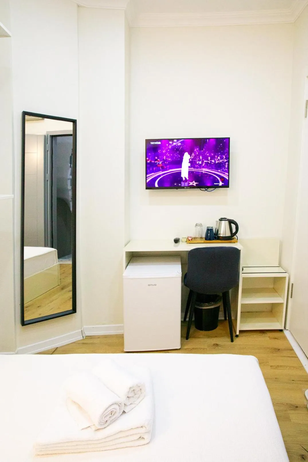 TV and multimedia, Bed in Beans House Suite 8-26