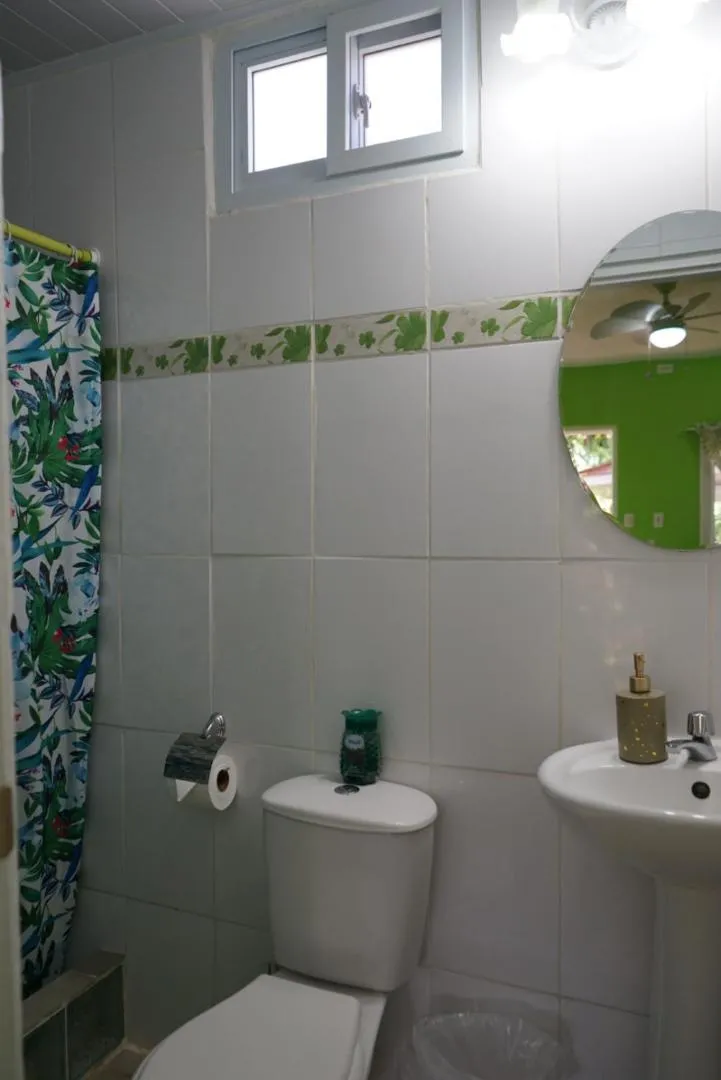 Toilet in Cabañas Sherlley