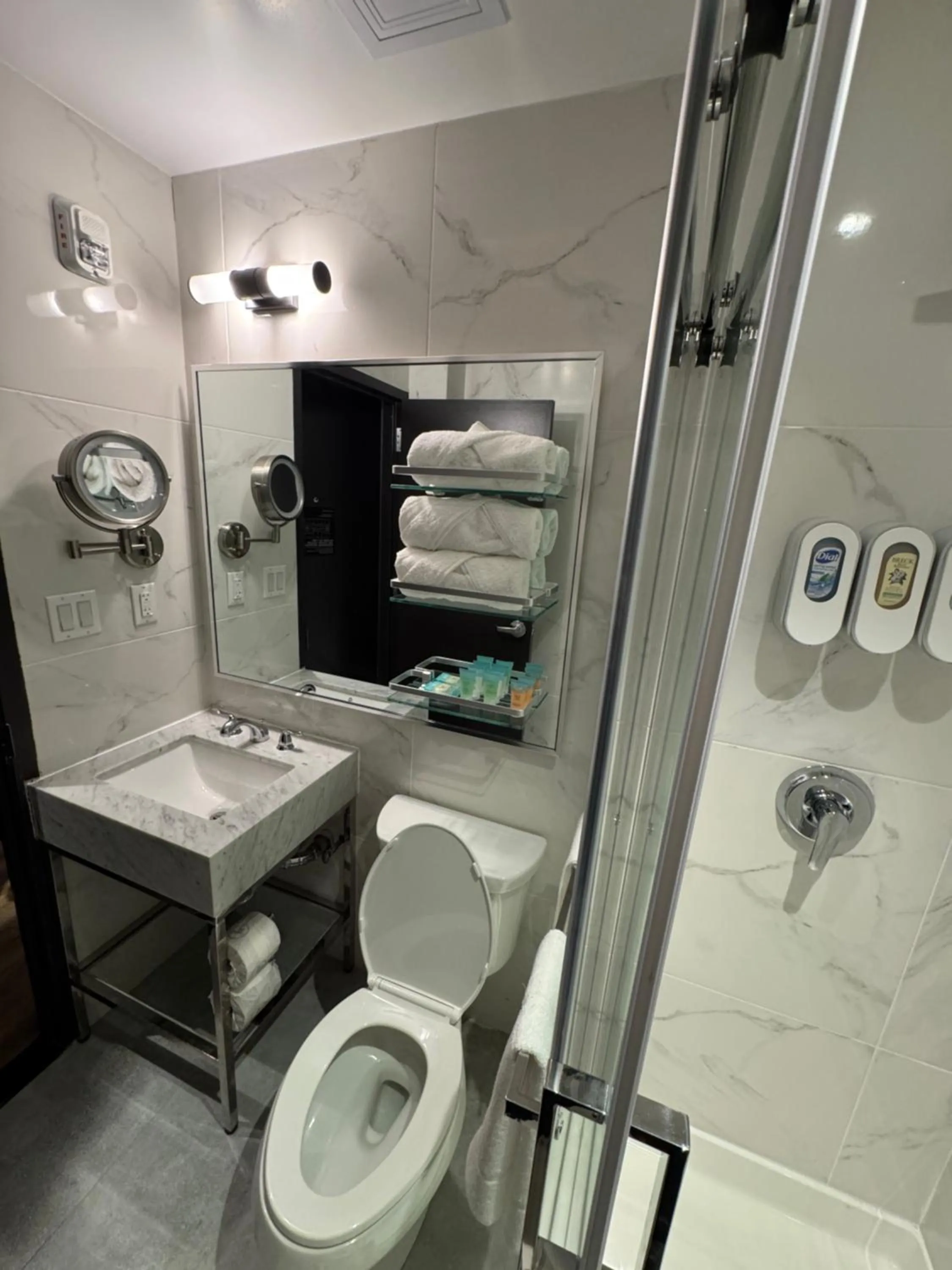 Bathroom in Hotel Mirage Brooklyn