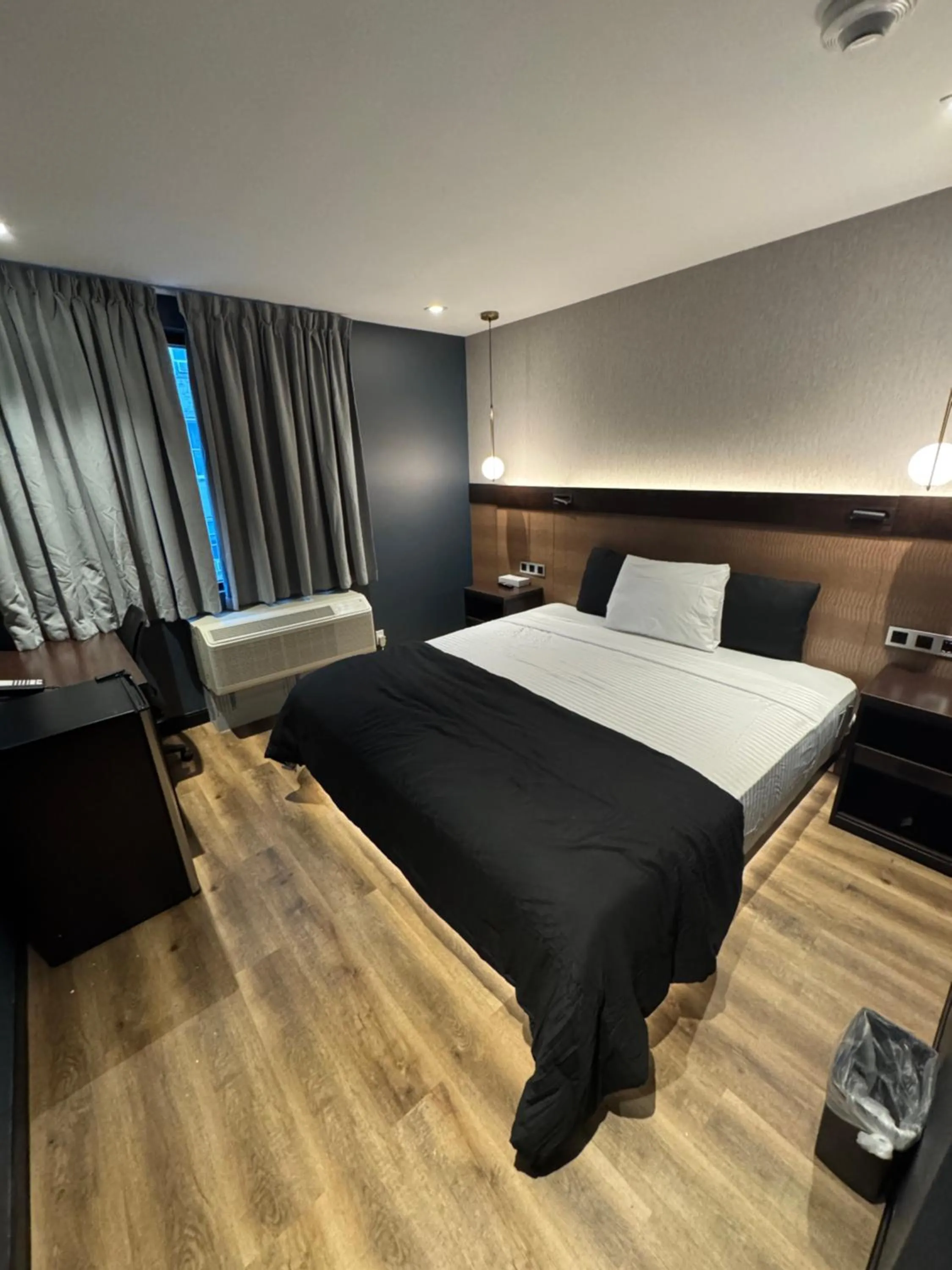 Bed in Hotel Mirage Brooklyn