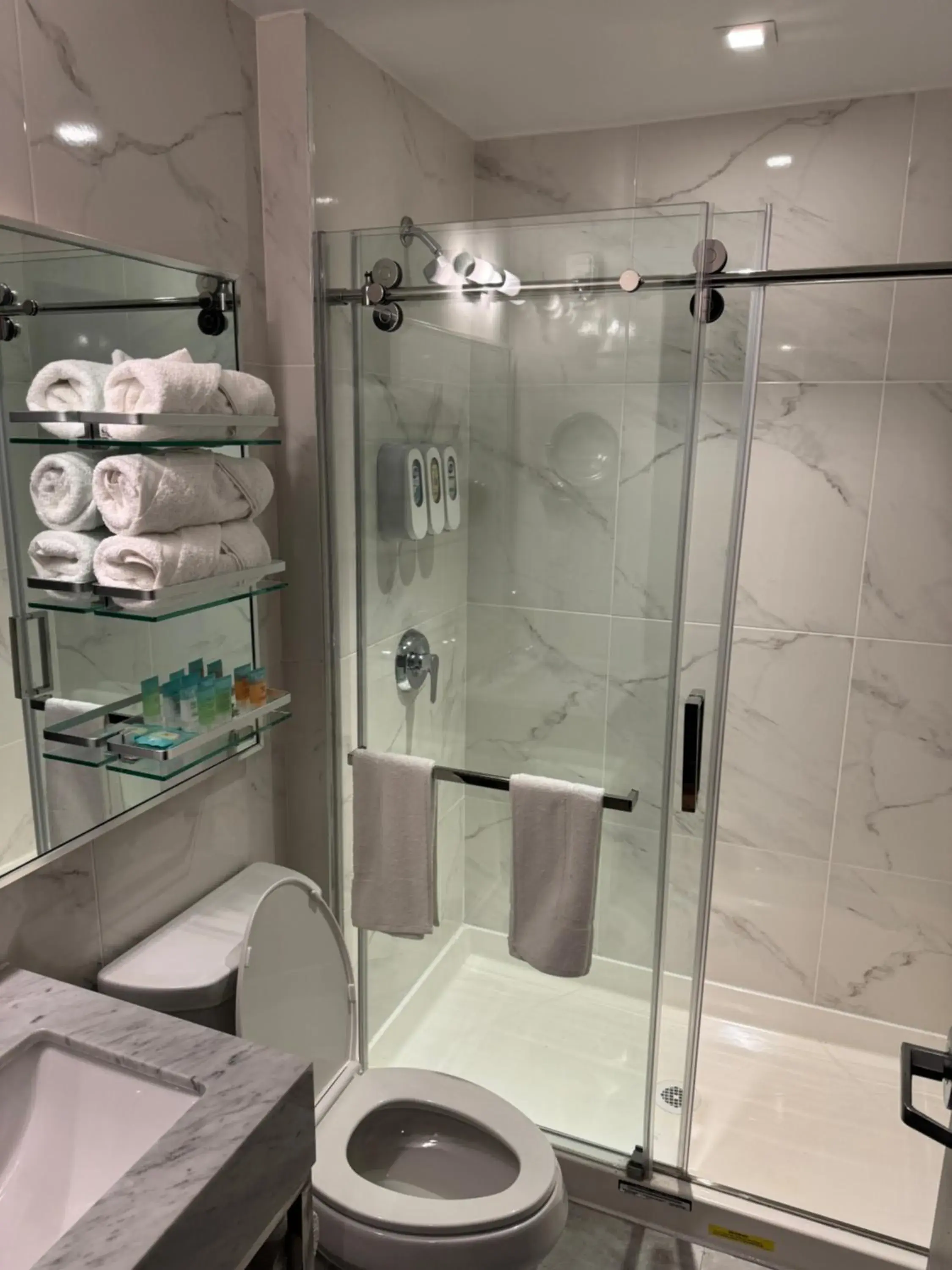 Bathroom in Hotel Mirage Brooklyn Bathroom in Hotel Mirage Brooklyn