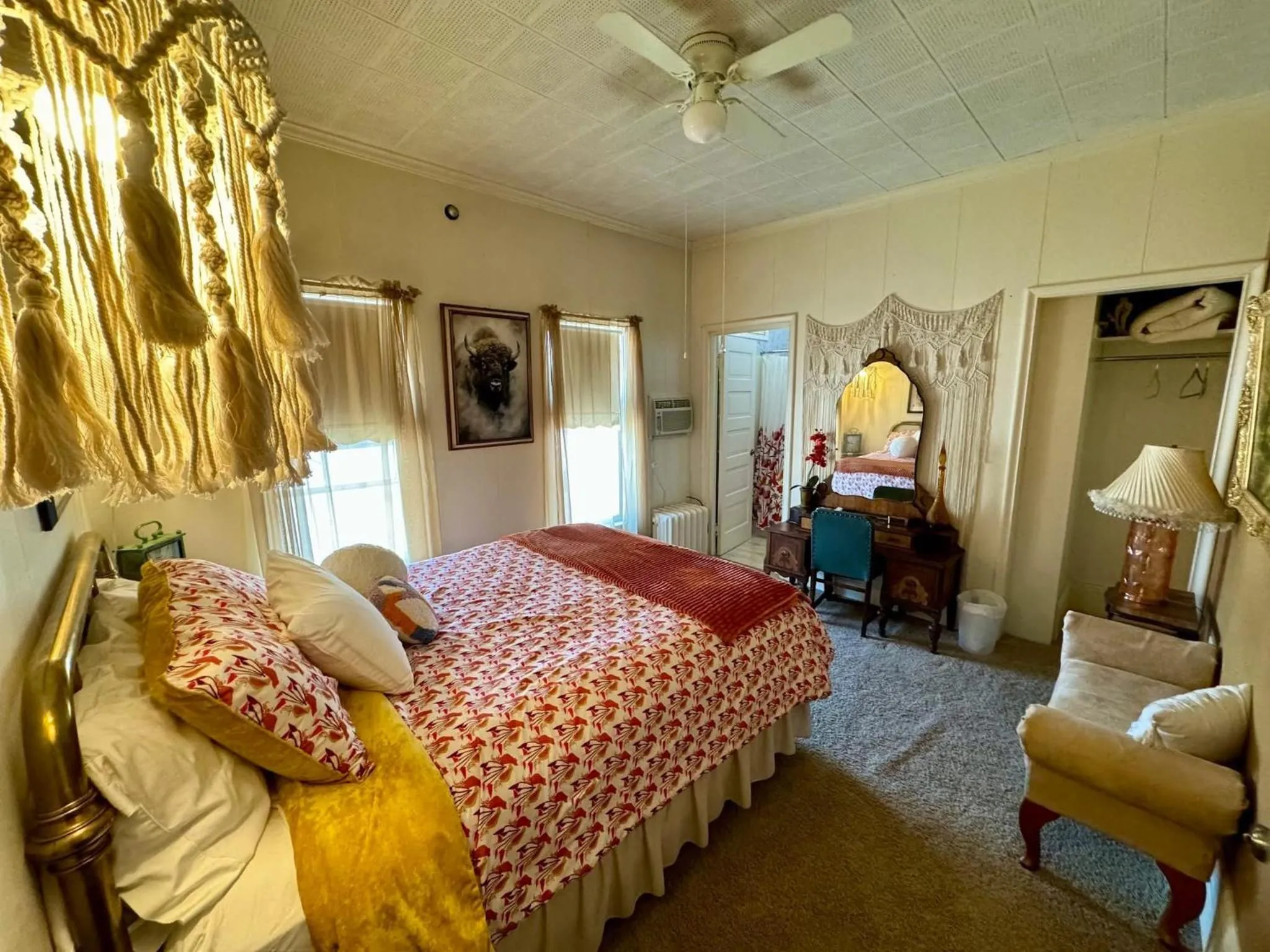 Queen Room in The Boho Buffalo Inn