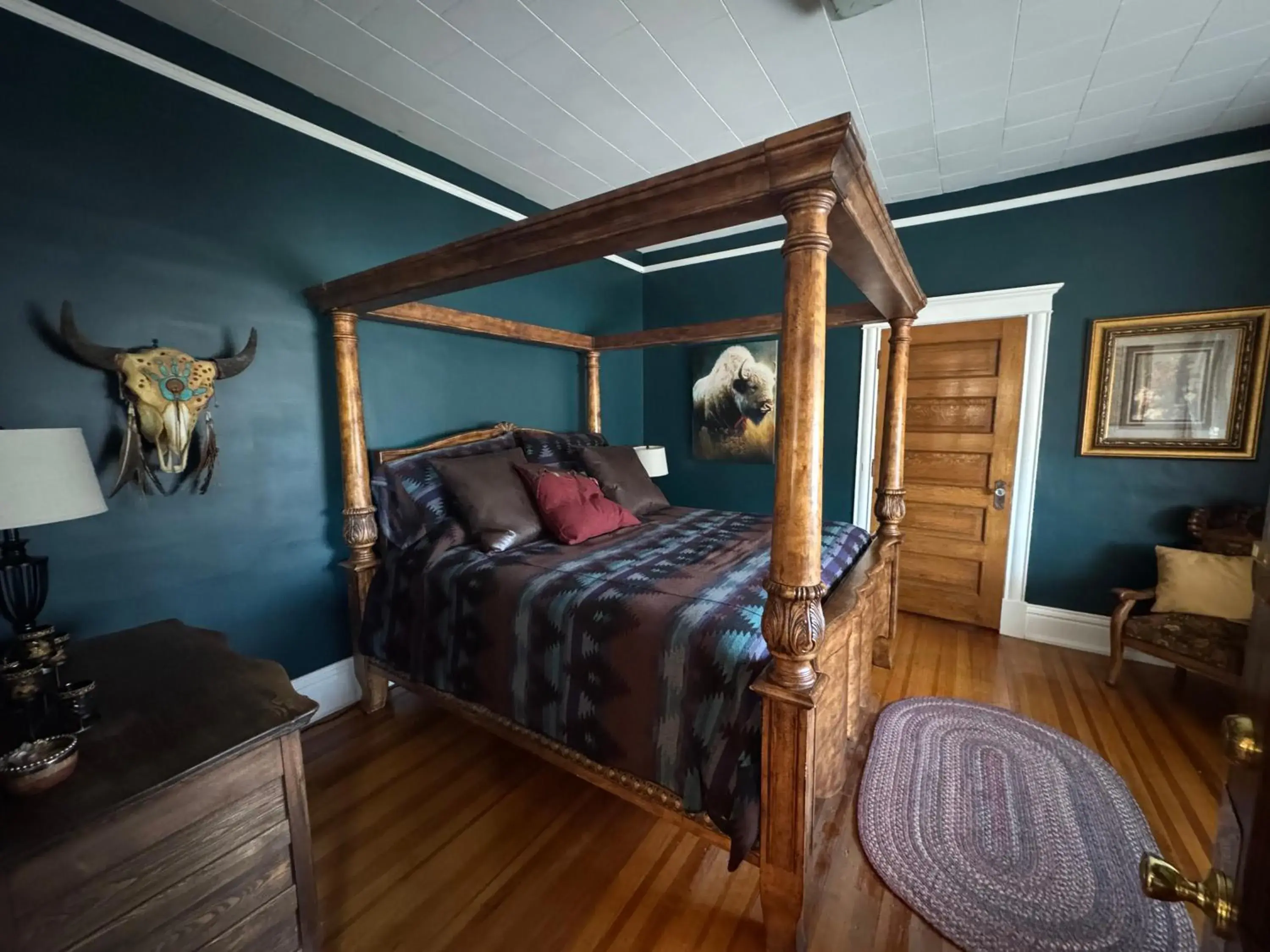 Deluxe Queen Room - single occupancy in The Boho Buffalo Inn Deluxe Queen Room - single occupancy in The Boho Buffalo Inn