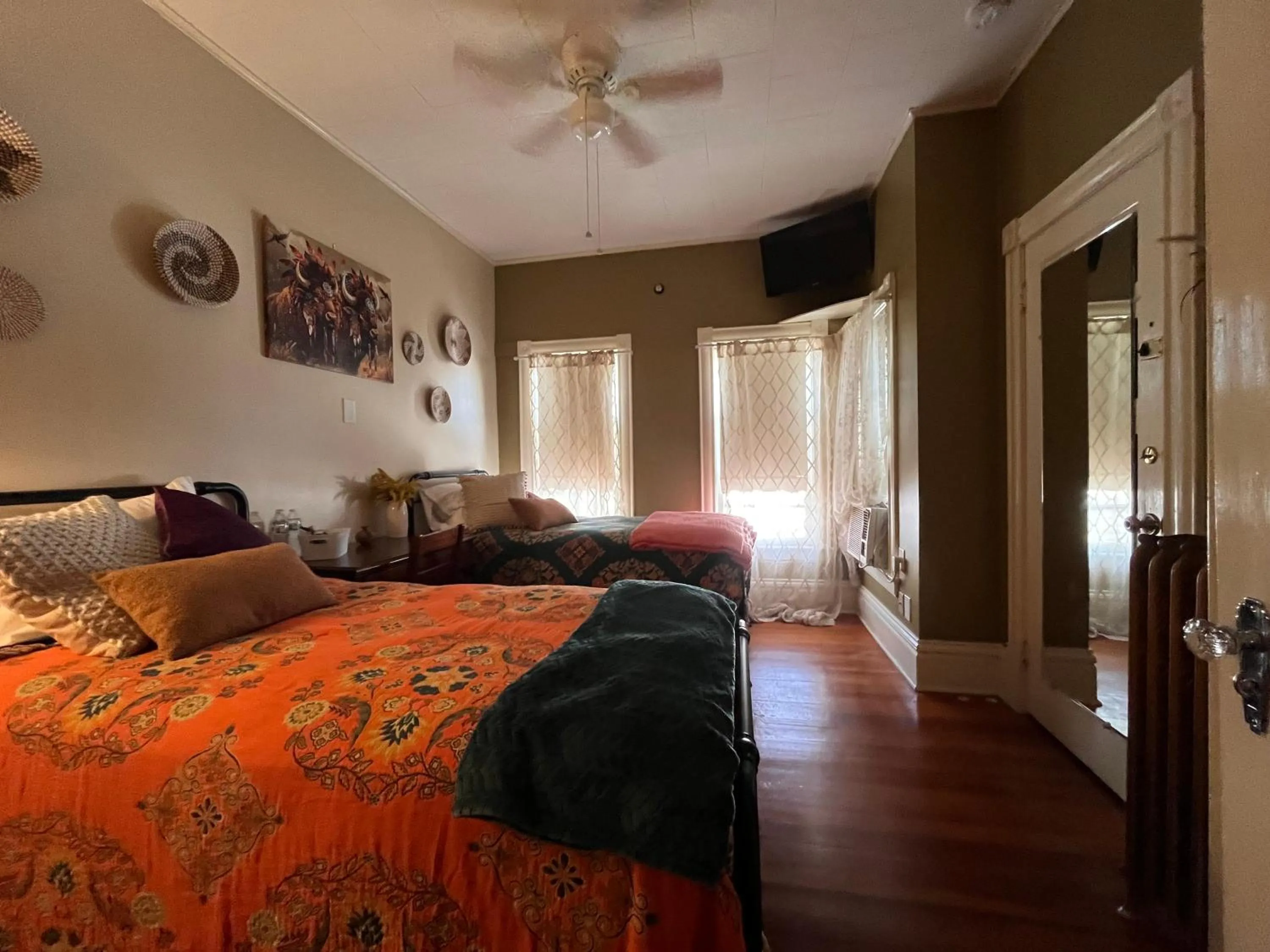 Double or Twin Room with Private Bathroom in The Boho Buffalo Inn