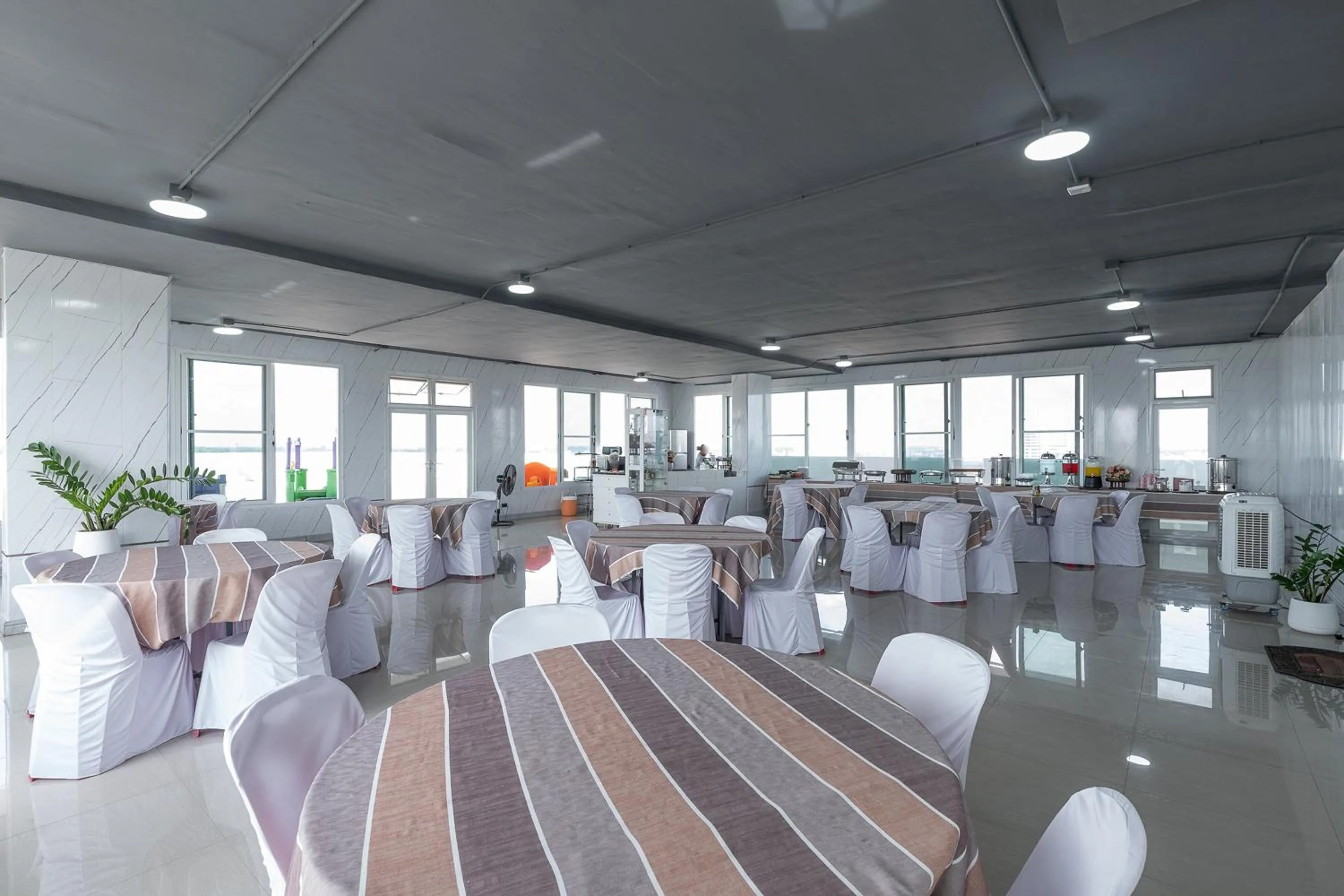 Restaurant/places to eat in TJ 4711 Residence