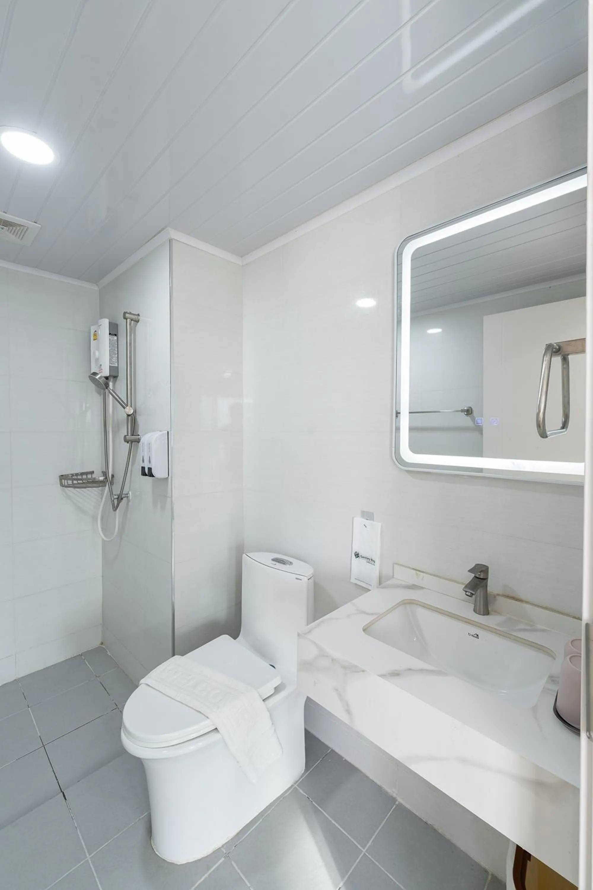 Shower in TJ 4711 Residence