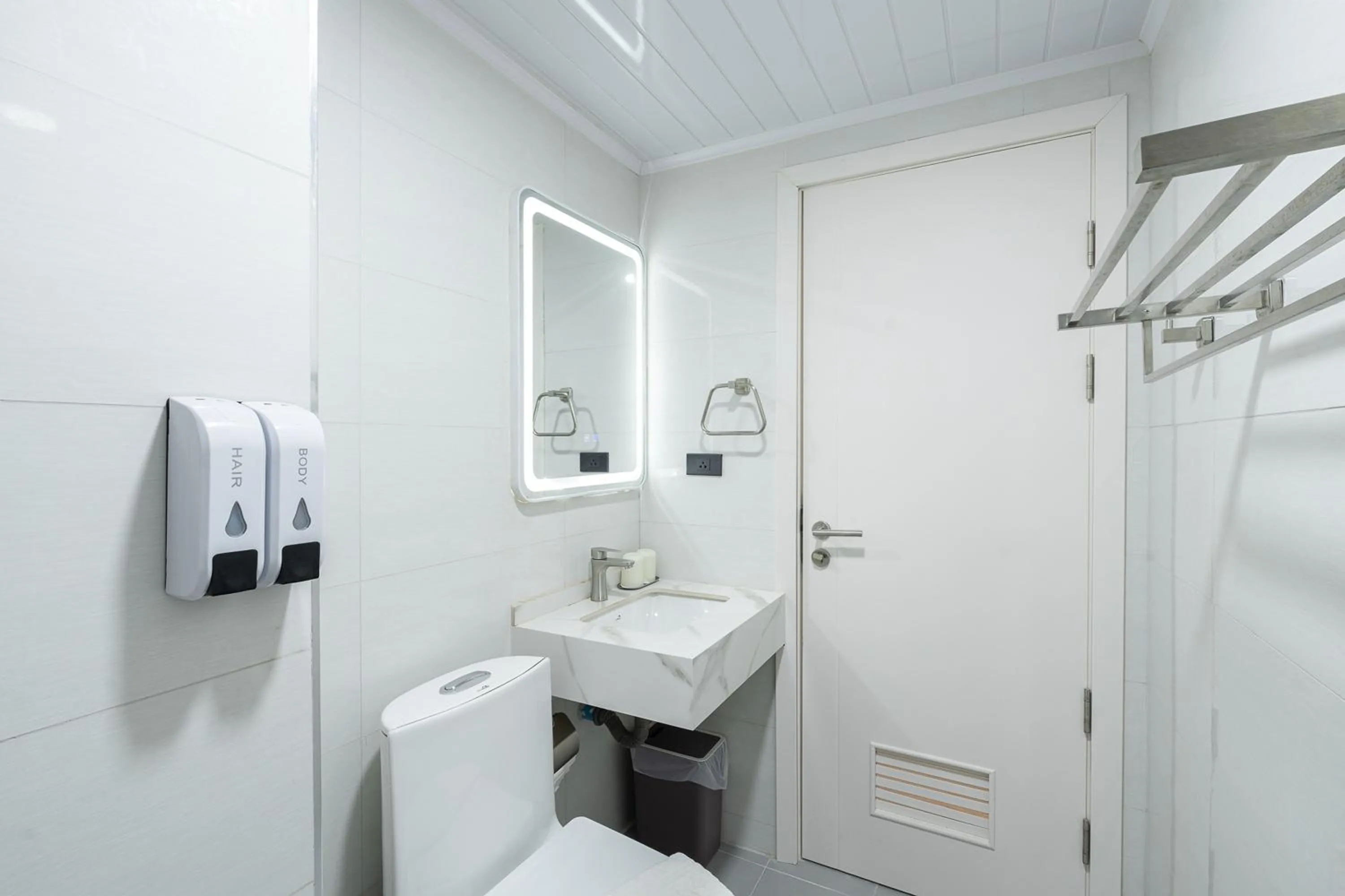 Shower in TJ 4711 Residence