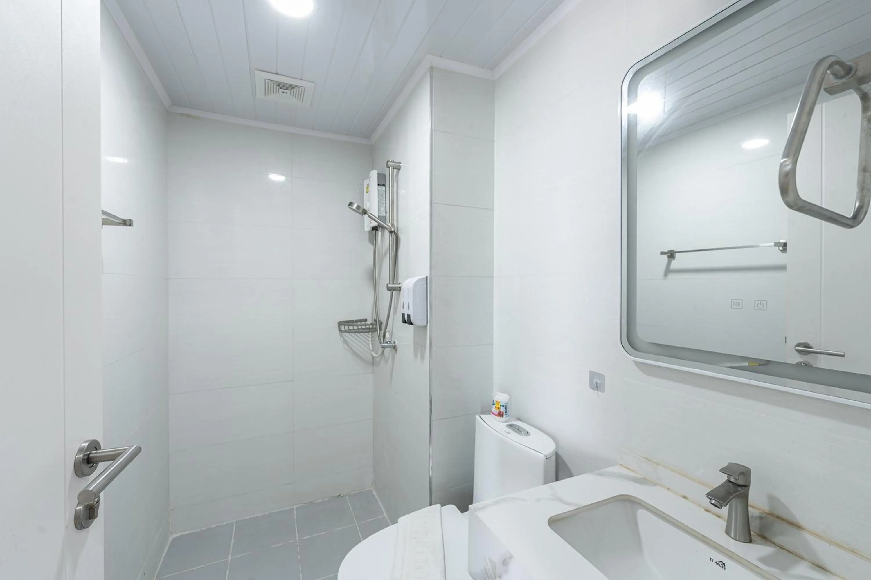 Shower in TJ 4711 Residence