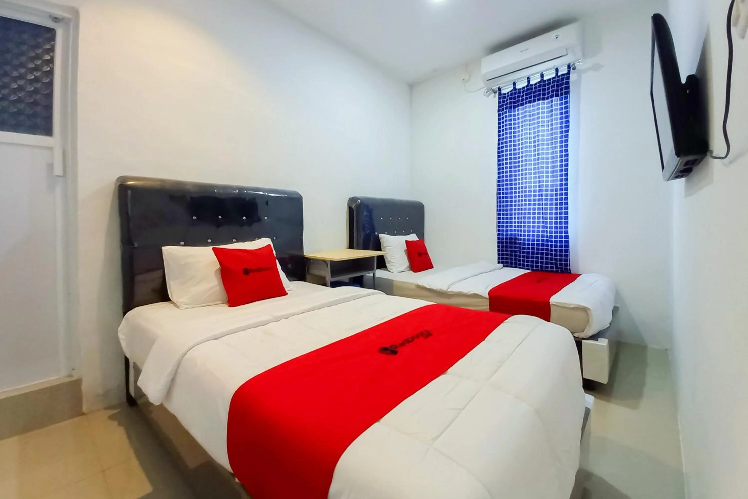 Standard Twin Room in RedDoorz Syariah at Sungai Pinang Muara Bungo