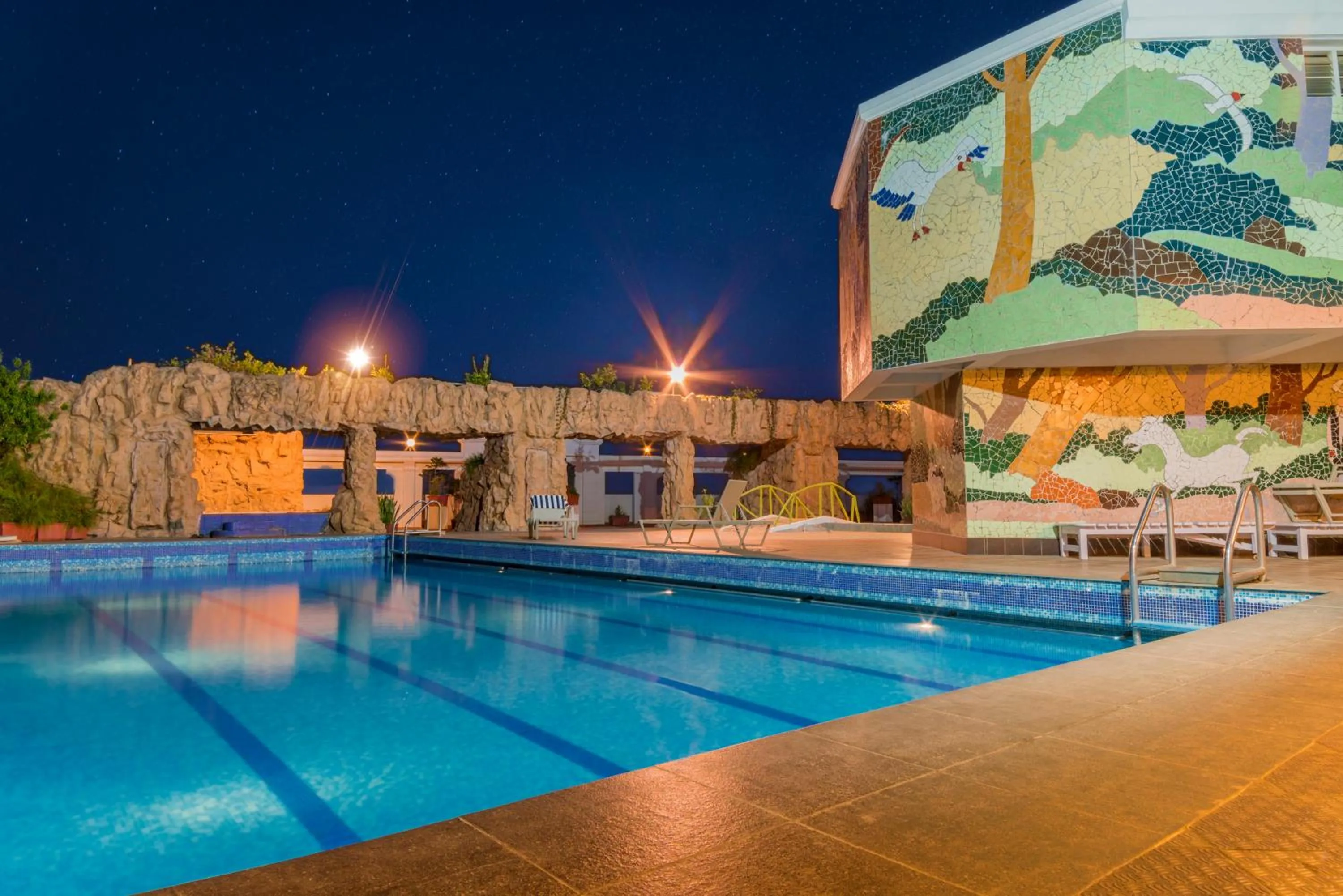 Swimming pool in Hotel Annamalai International