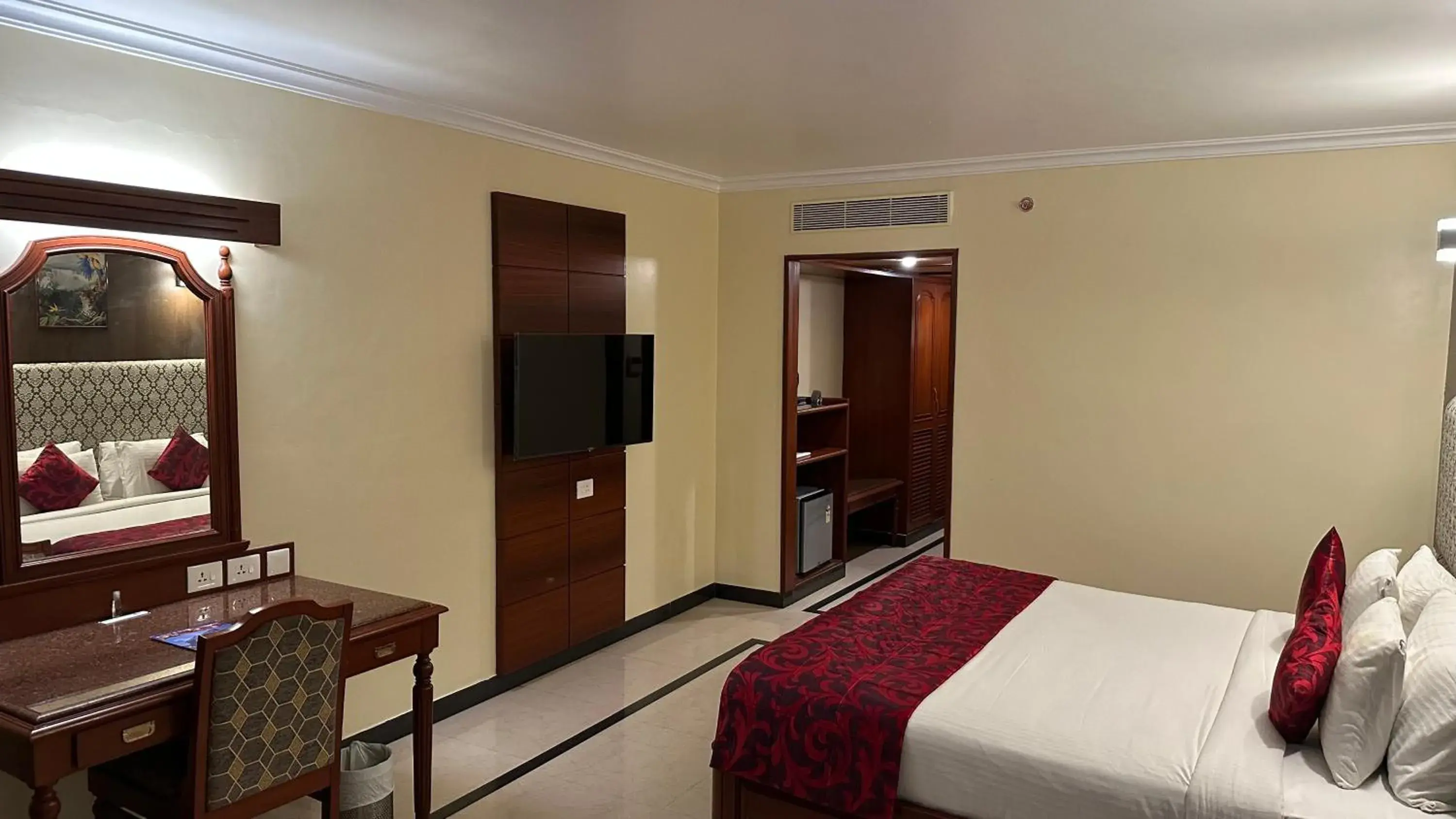 Deluxe Family Room in Hotel Annamalai International Deluxe Family Room in Hotel Annamalai International