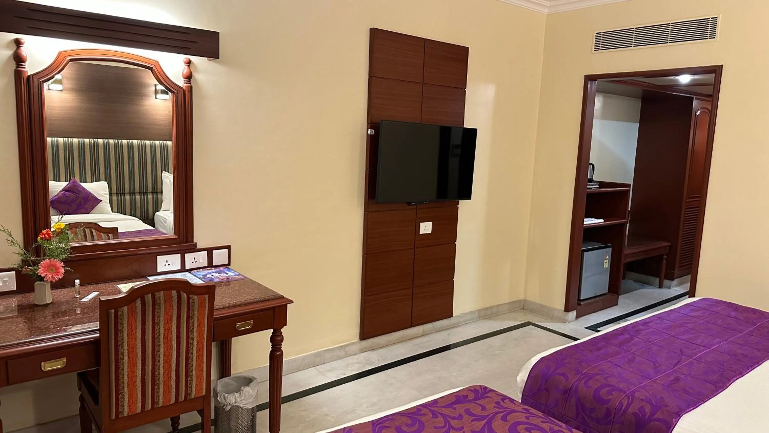 hair dresser, Bed in Hotel Annamalai International