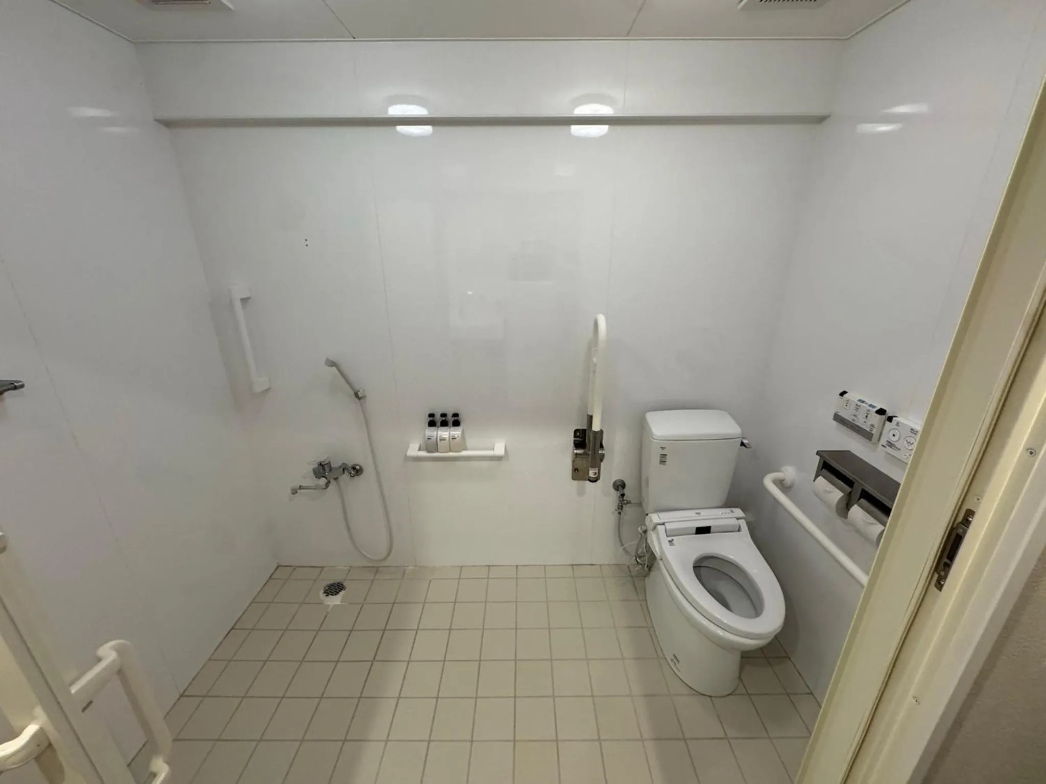 Shower in CONDOMINIUM HOTEL Riyuka in KADENA 1