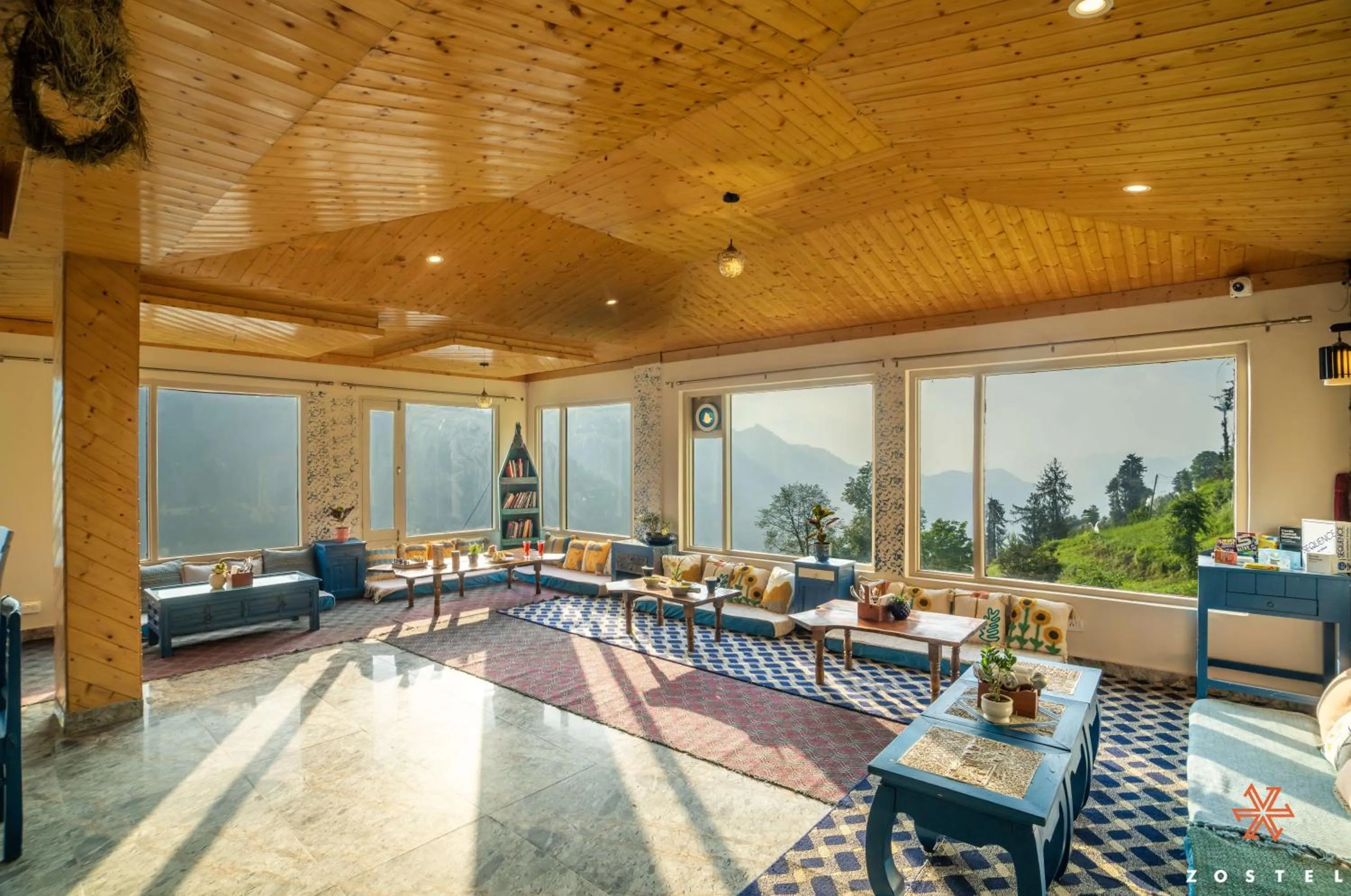 Living room in Zostel Shoja, Jibhi