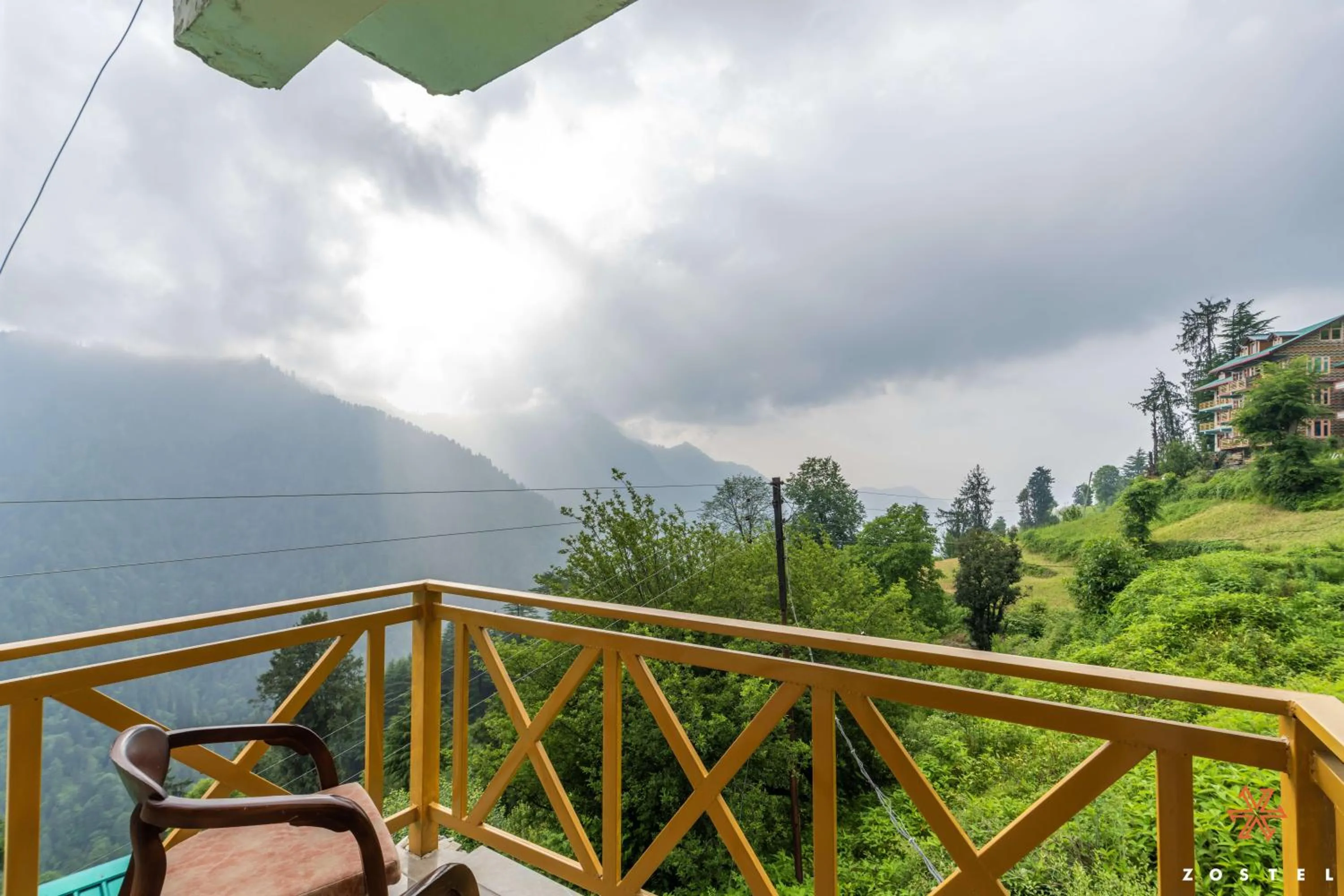 Balcony/Terrace in Zostel Shoja, Jibhi