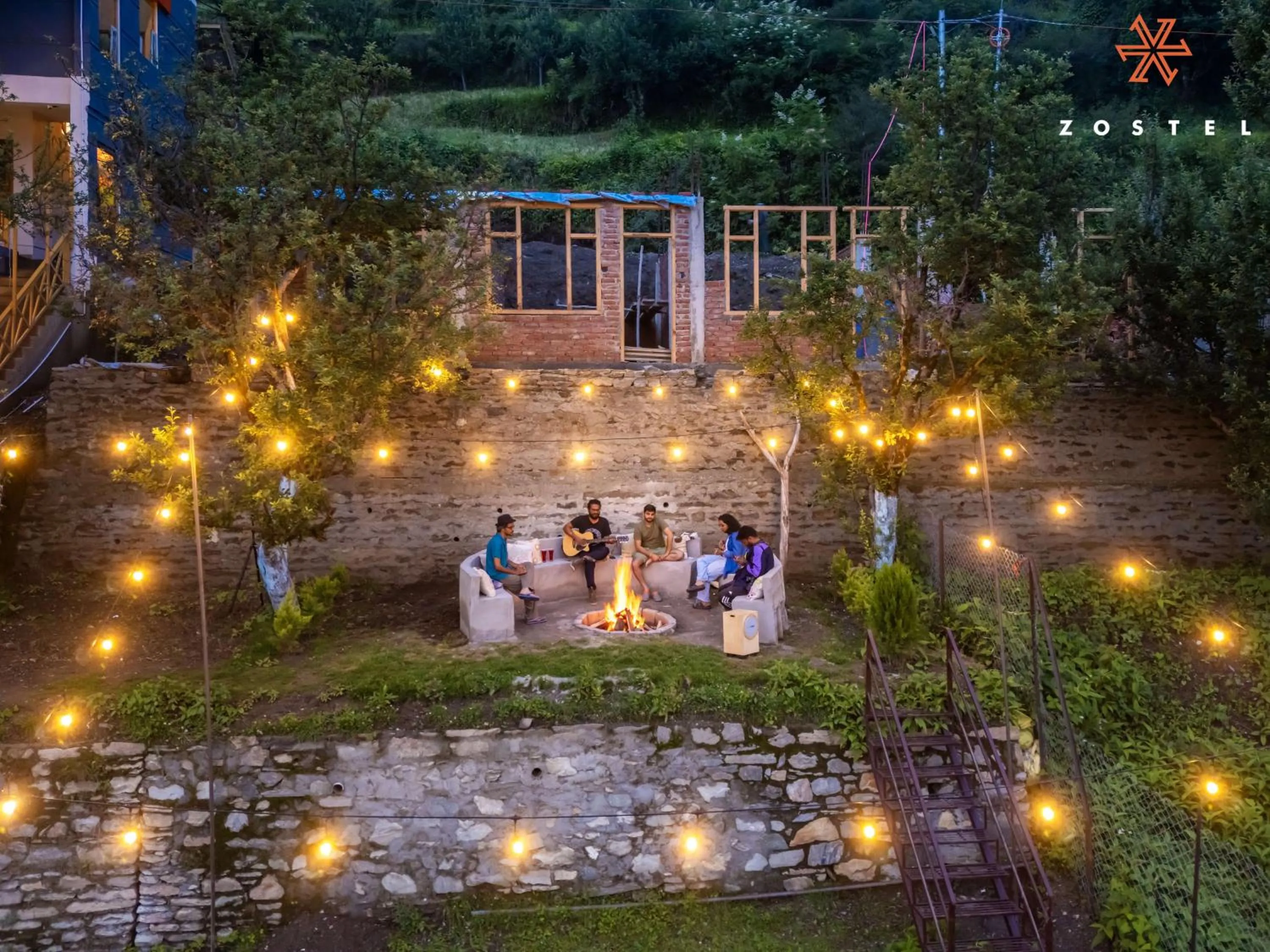 Patio in Zostel Shoja, Jibhi