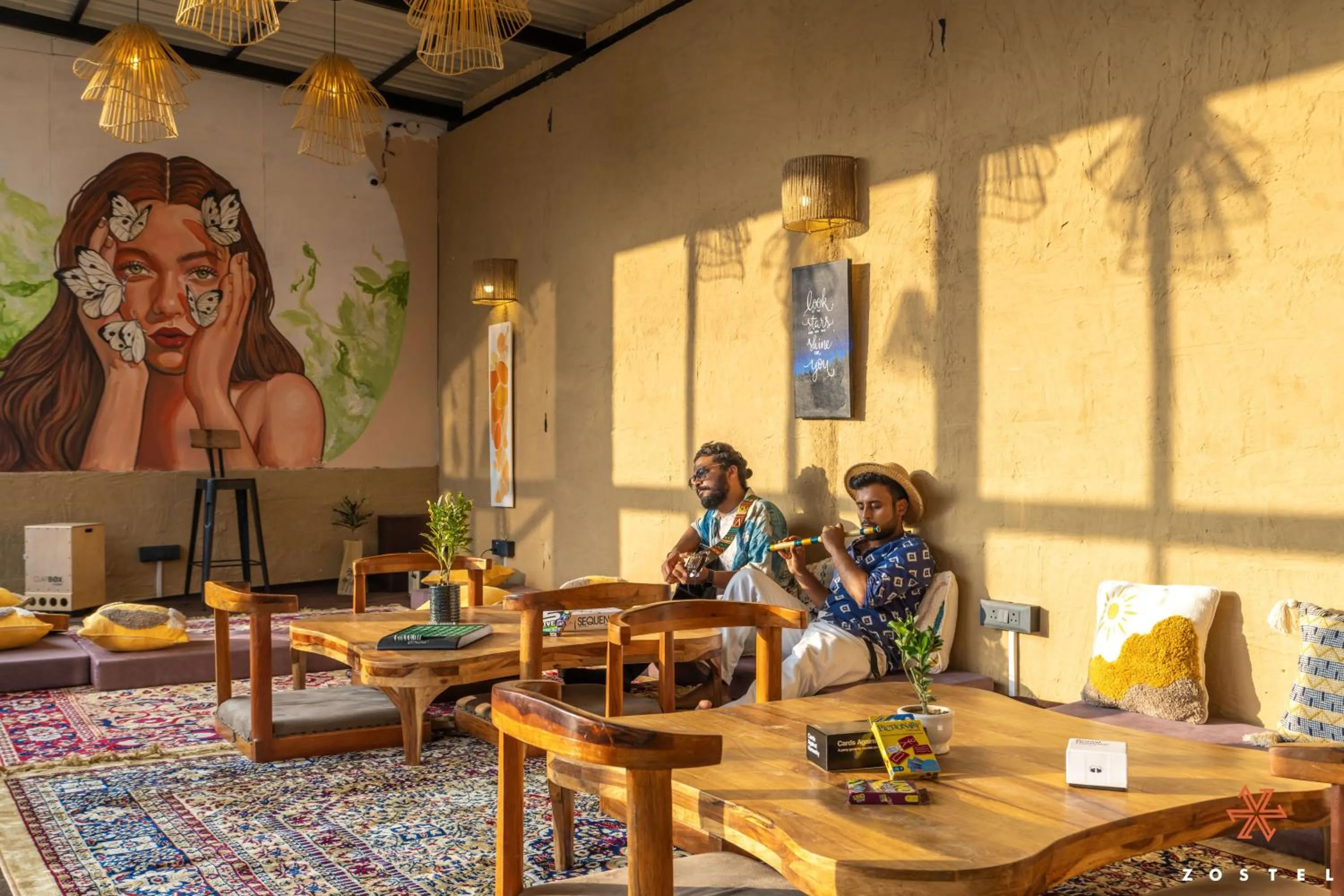 Living room in Zostel Shoja, Jibhi