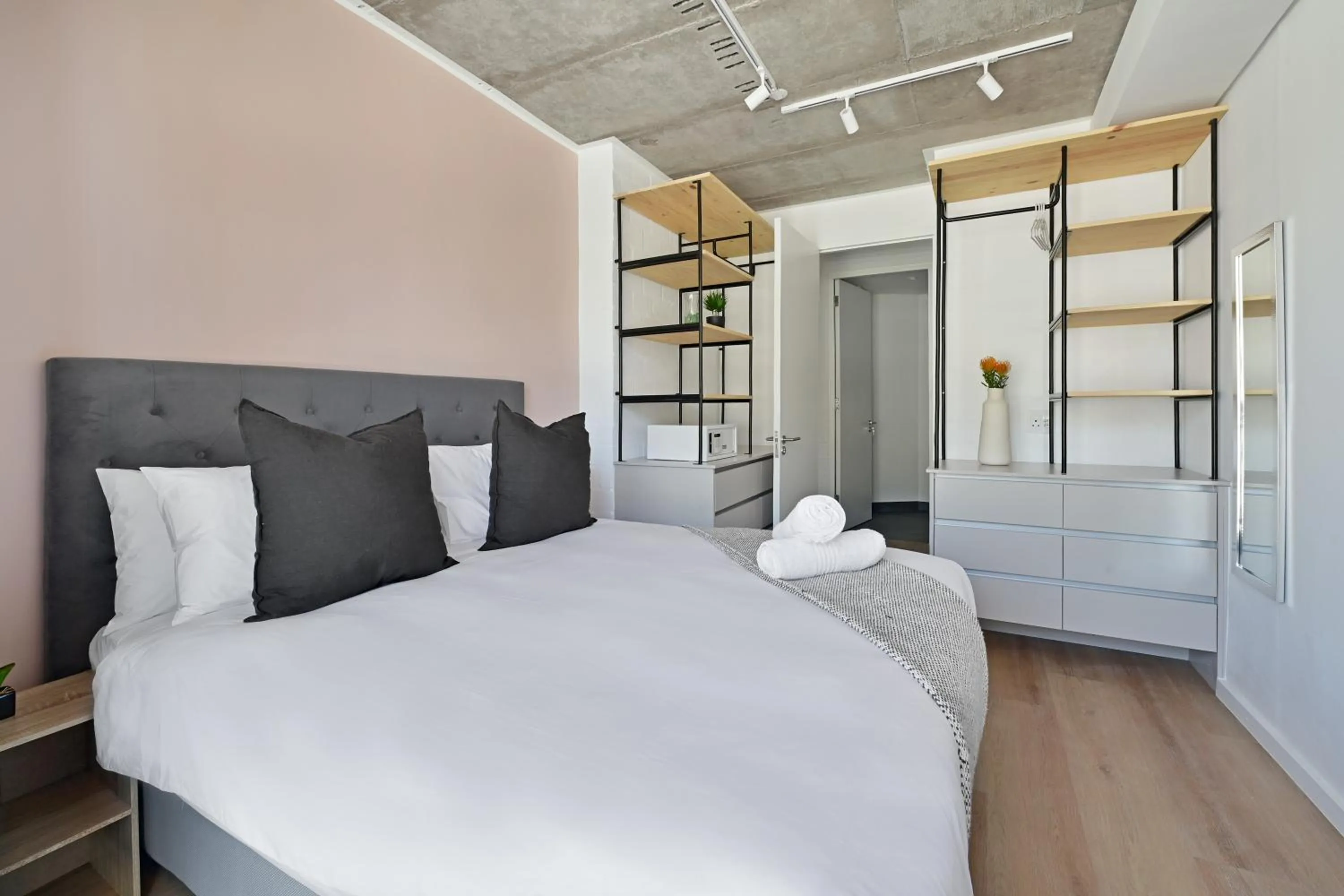 Bed in EIGHTY2 ON M - Fluent Serviced Apartments