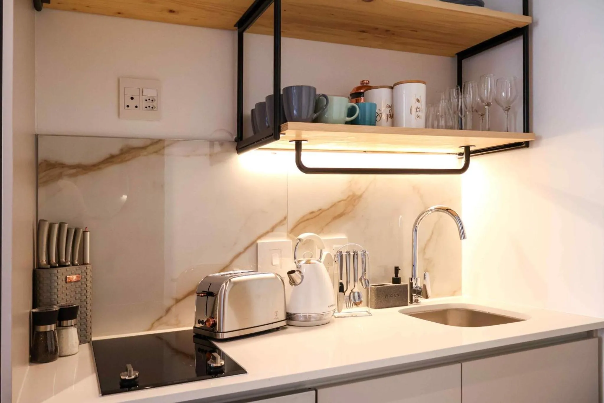 Kitchen or kitchenette in EIGHTY2 ON M - Fluent Serviced Apartments