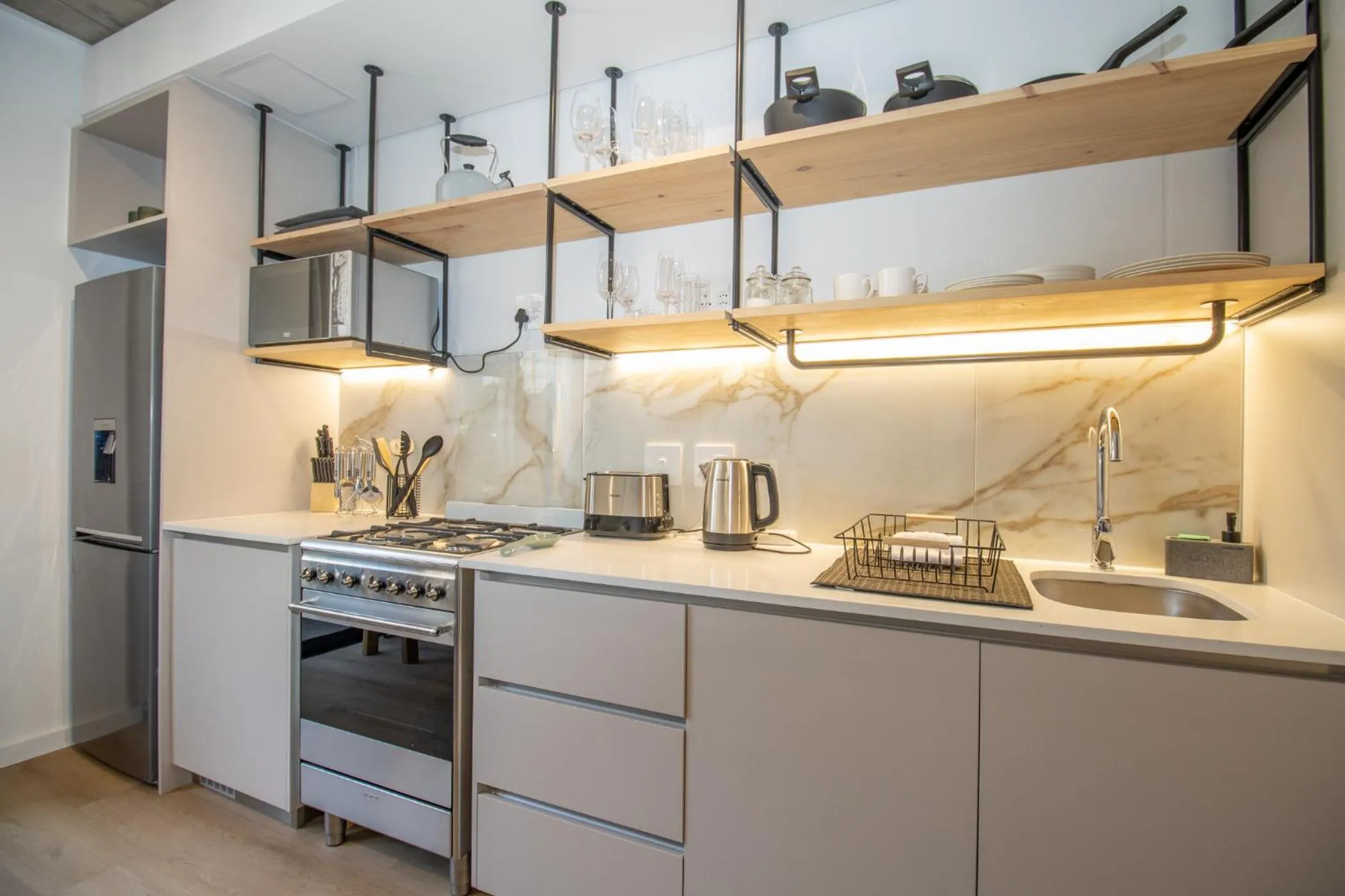 Kitchen or kitchenette in EIGHTY2 ON M - Fluent Serviced Apartments